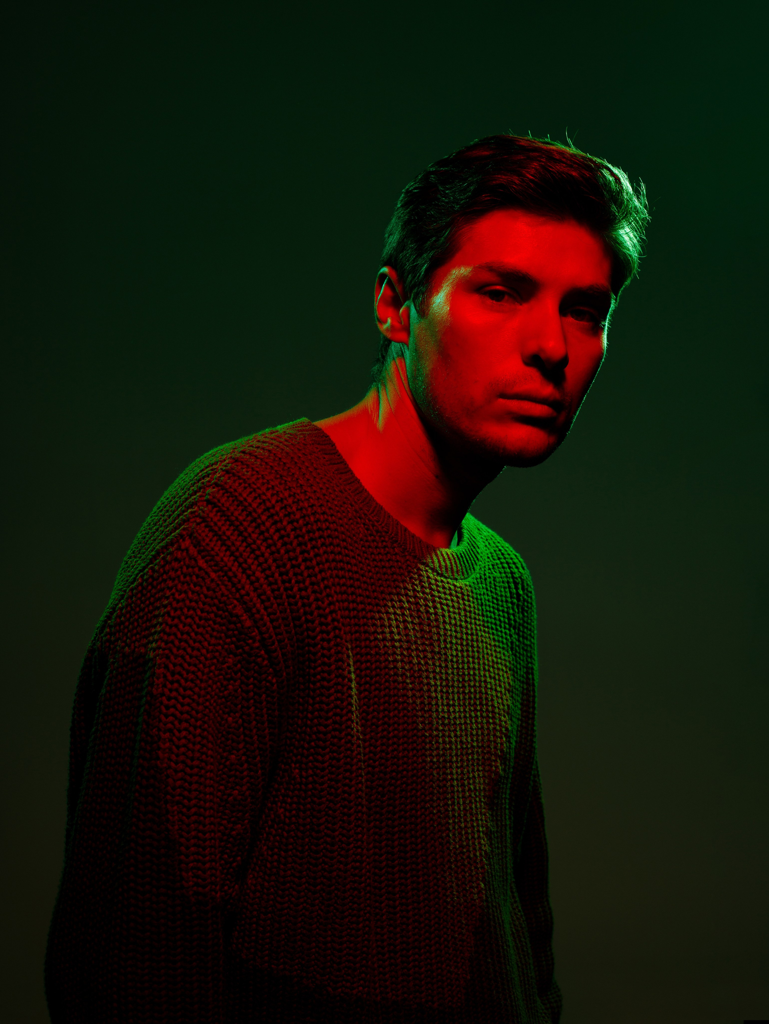 Креативное освещение на мужской портретной фотосессии в Санкт-Петербурге