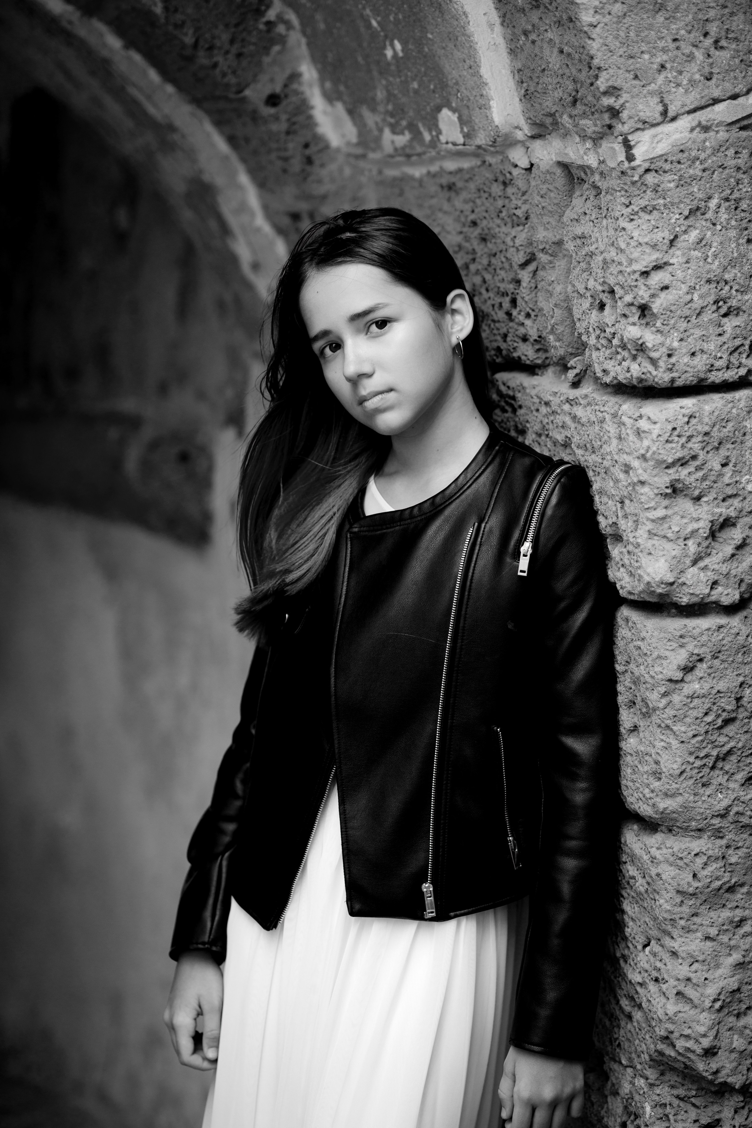 черно-белая фотография, подросток, девочка-подросток, актерское портфолио, фотосессия для подростков, фотограф Москва, детский фотограф Москва, подростковый фотограф , черно-белый портрет, фотосессия в старом городе
