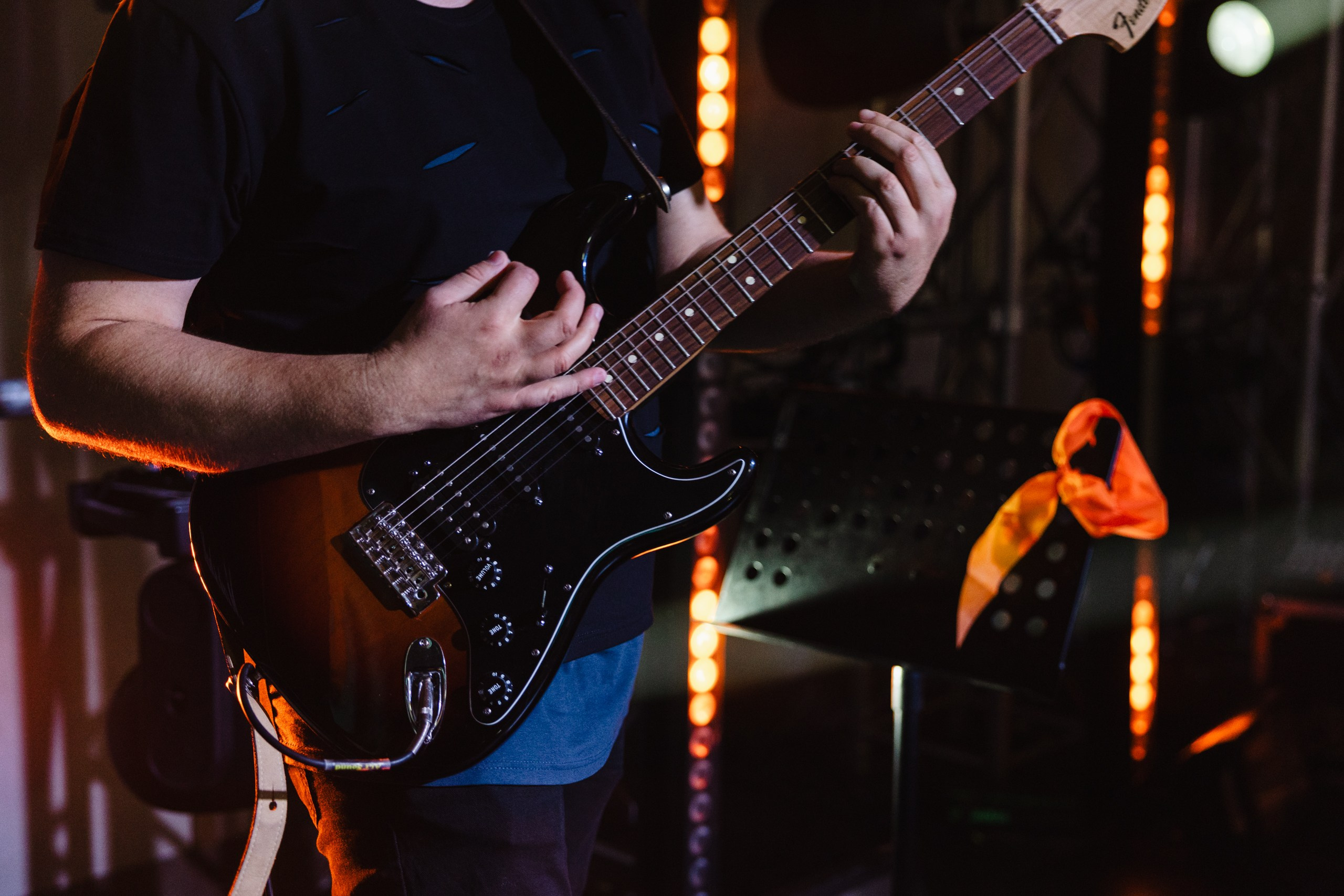 Здравствуйте! Я свадебный фотограф из Ульяновска, работаю в том числе по всей России и с выездом за границу. Снимаю свадьбы, lovestory, корпоративы, светский репортаж. Провожу обучение по фотографии, мастер-классы и воркшопы для других фотографов.