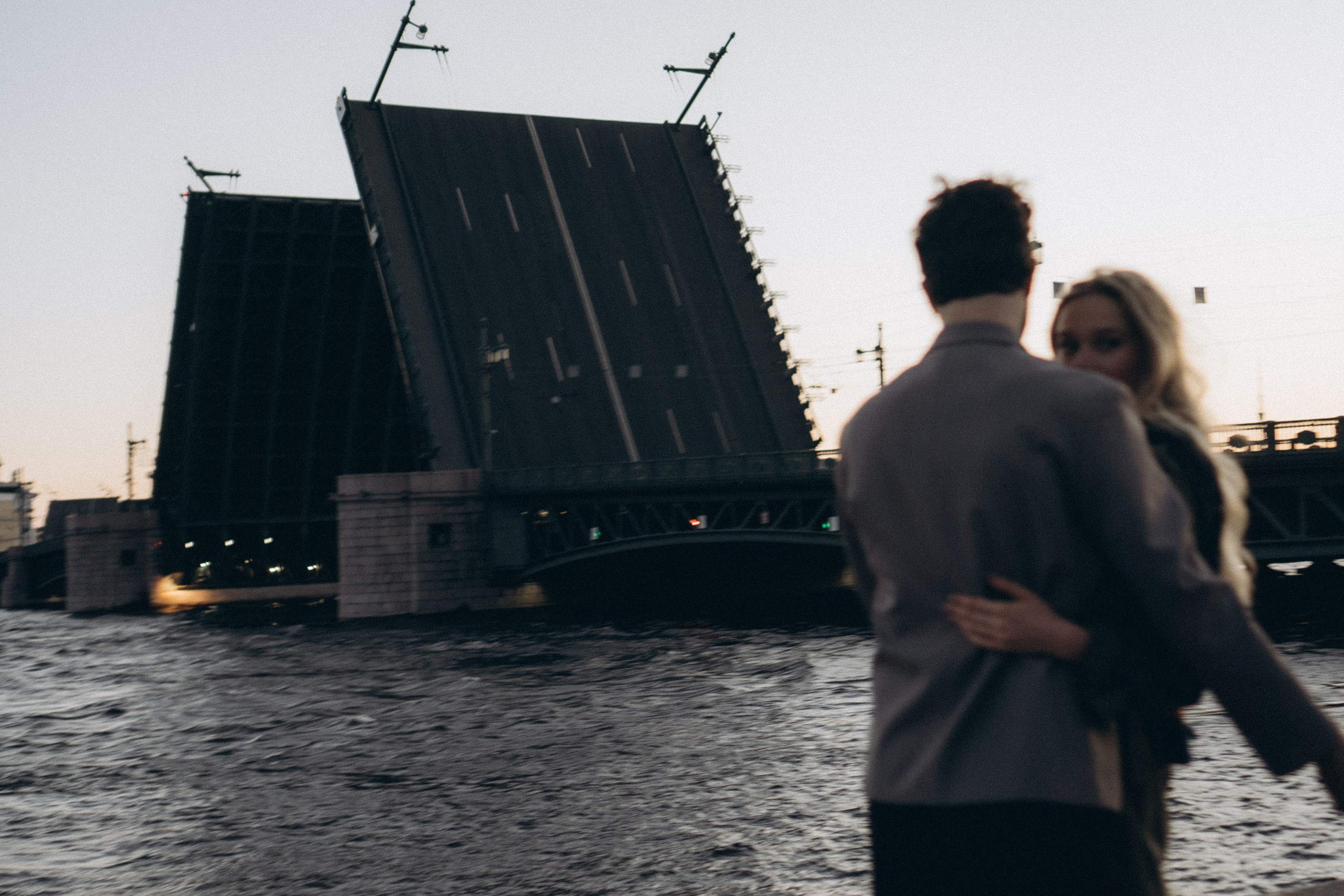 СВАДЕБНАЯ СЬЕМКА ПАРЫ НА РАССВЕТЕ В БЕЛЫЕ НОЧИ И ПРОГУЛКА С РАЗВОДНЫМИ МОСТАМИ И ПИКНИК ВОЗЛЕ ИСАКИЕВСКОГО СОБОРА. Профессиональный фотограф, Санкт-Петербург — Виктория Богомолова