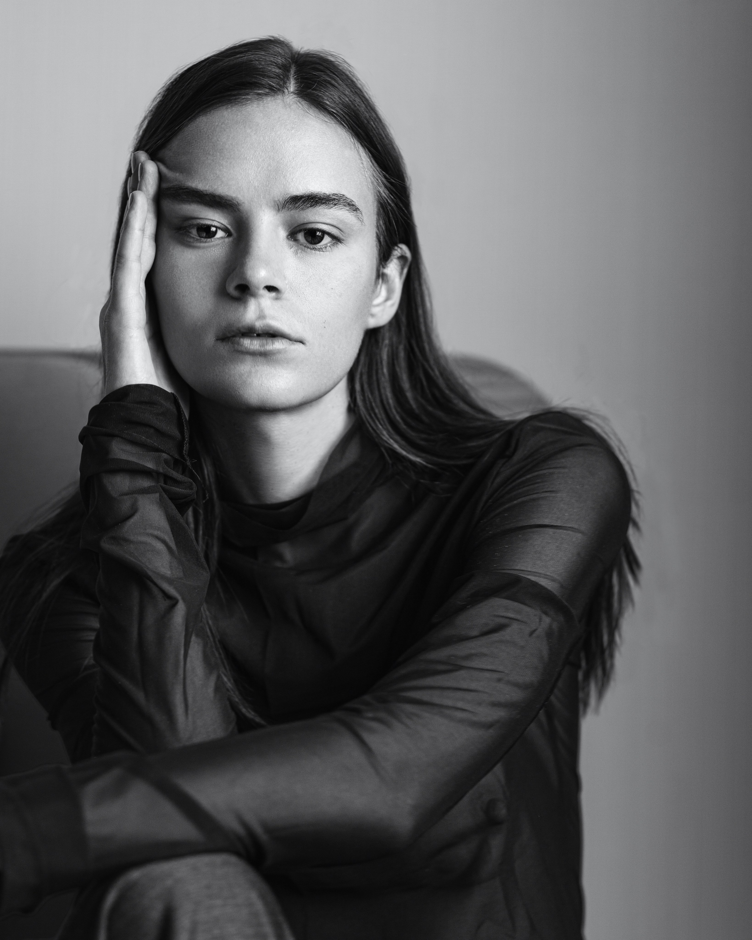 Молодая девушка позирует фотографу 