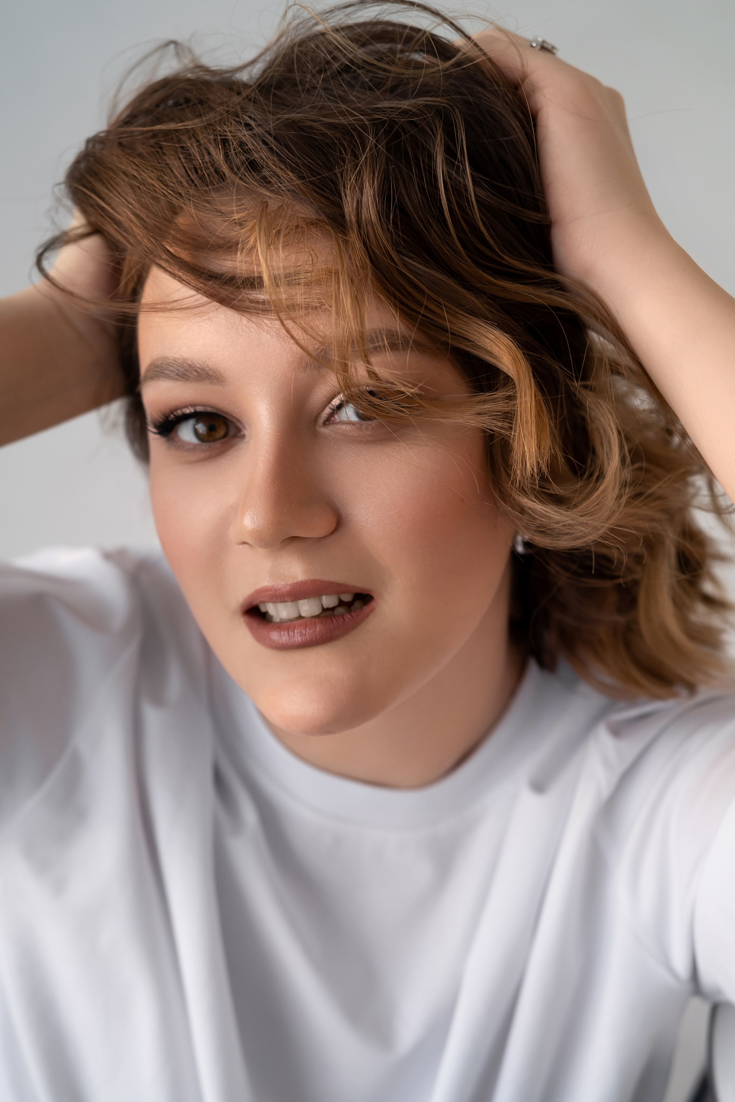 портрет кудрявой девушки в фотостудии сфера томск