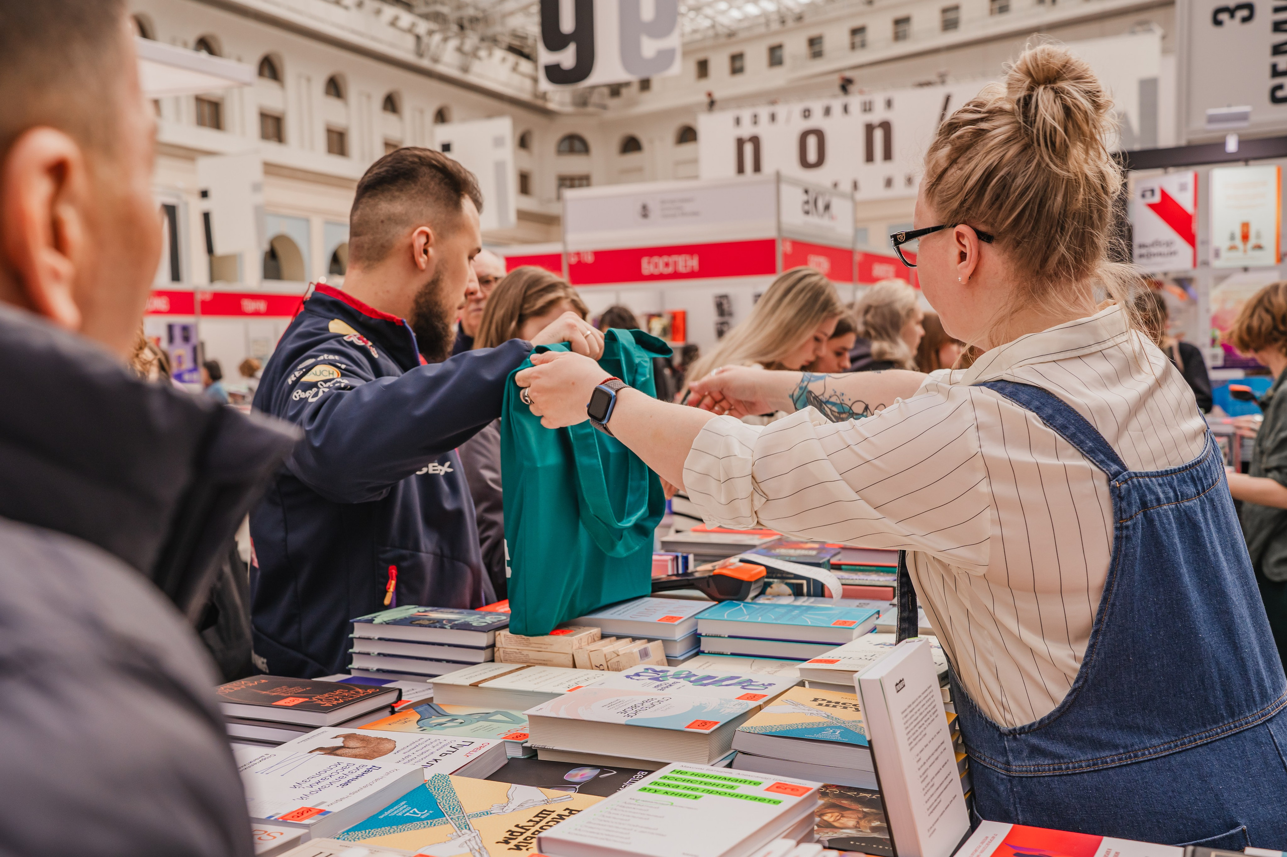 МИФ Non/fictio№ 2025 стенды. Репортажный фотограф Анастасия Рубцова