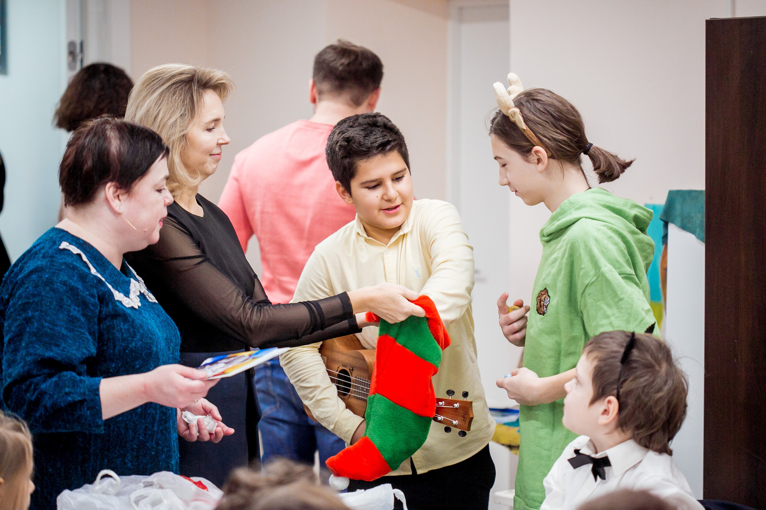 Школьники делают поделки к Новому году. Репортажный фотограф Борис Геер