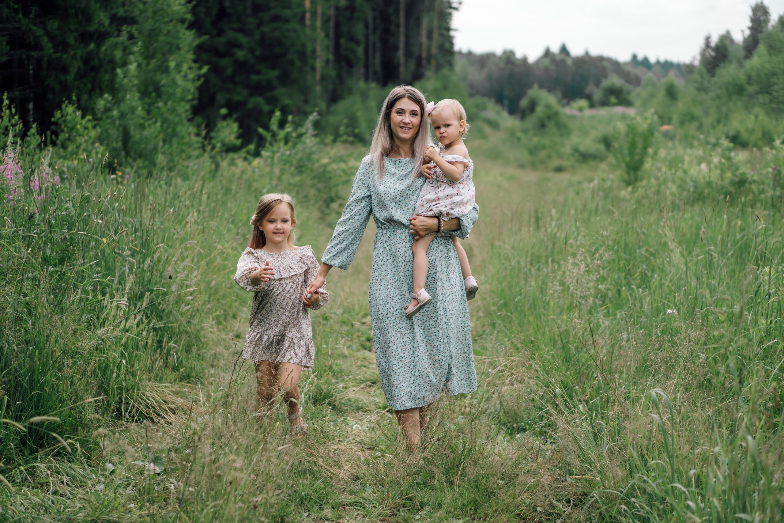 Семейная фотоссесия на природе. Свадебный фотограф в Дмитрове