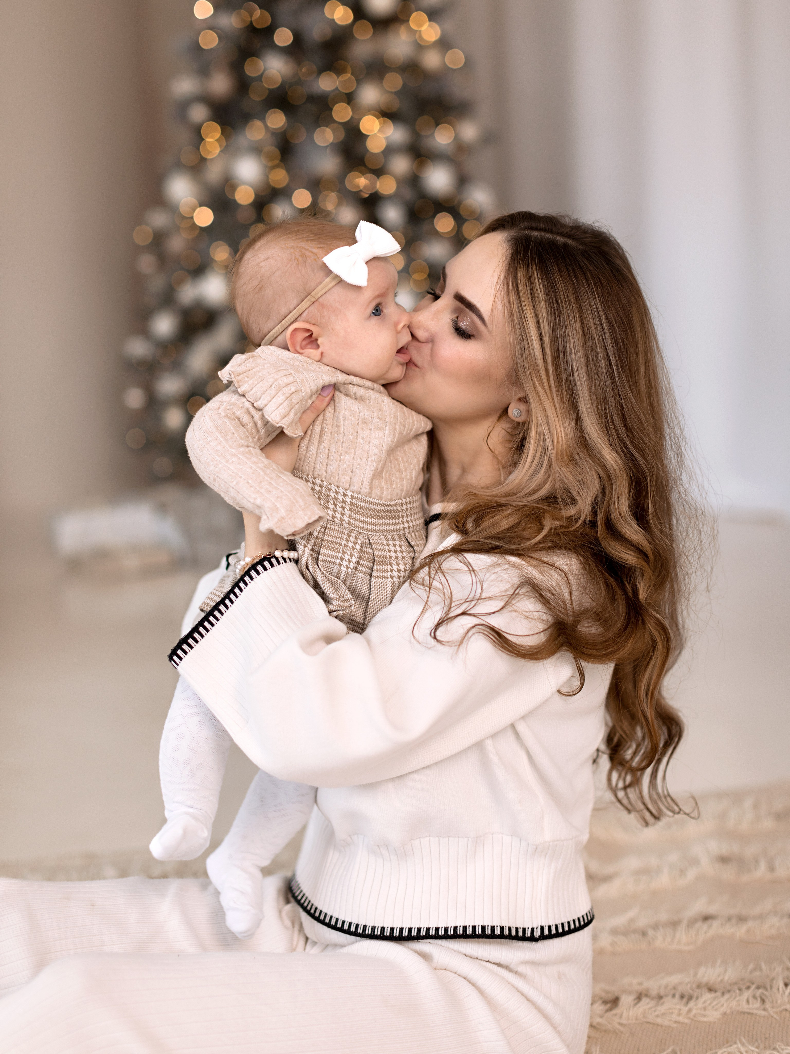 Мама целует дочку