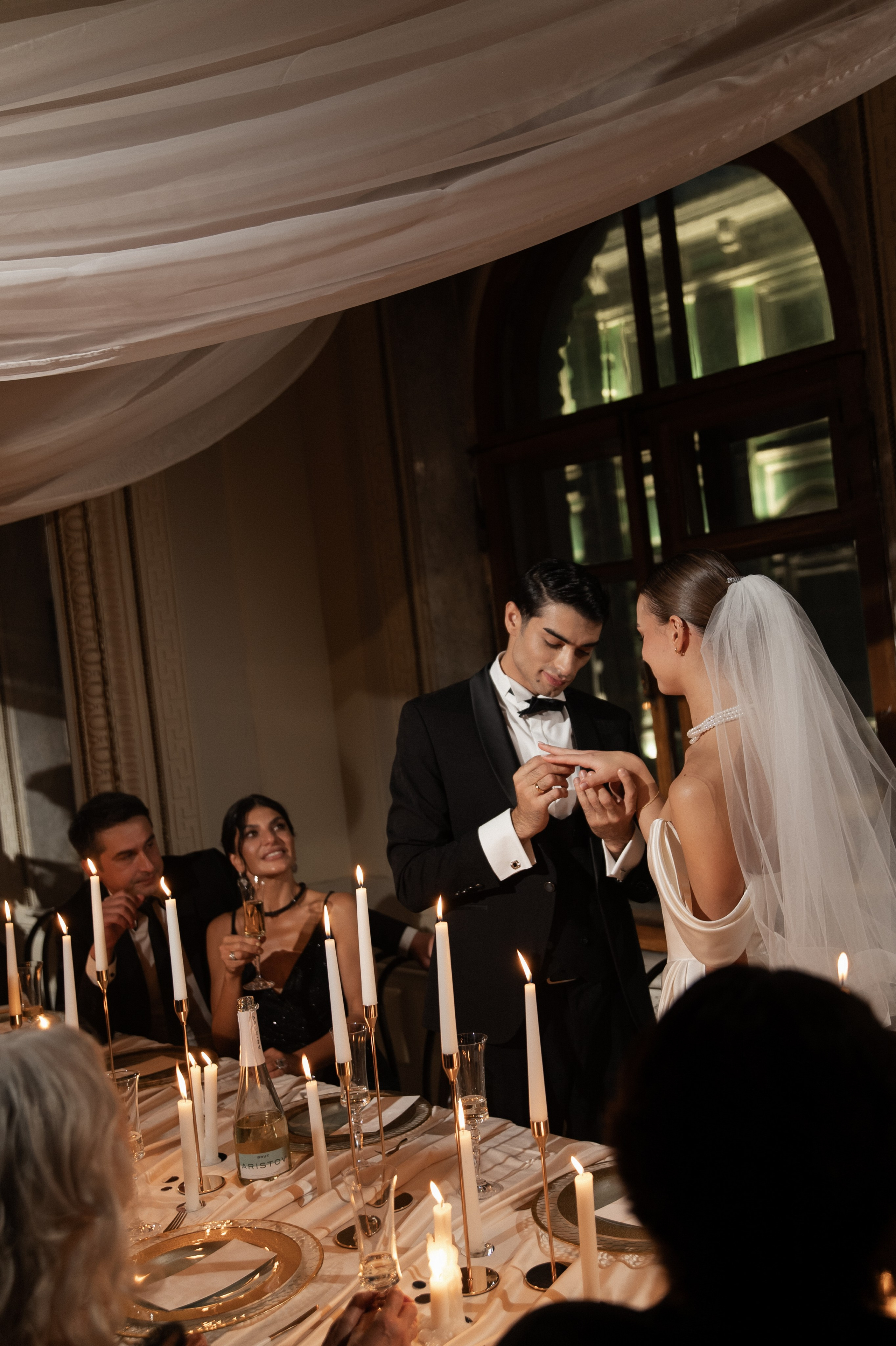 Камерный свадебный ужин при свечах в старинном особняке в фотостудии 21. Kult. Ярослава Ерина — свадебный фотограф в Москве