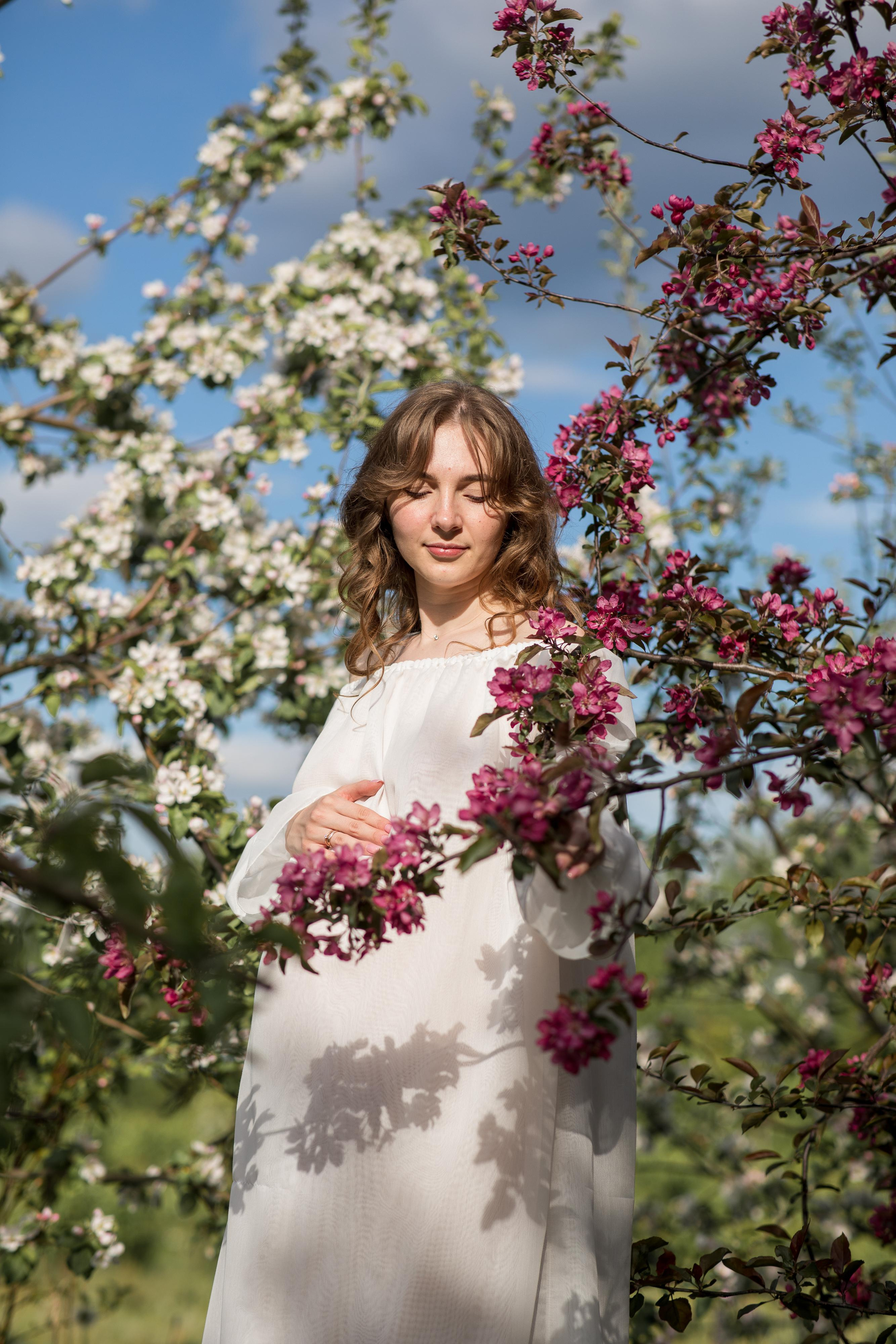 Съемка ожидания для Виталины в цветущих садах. Женский семейный фотограф Тула Москва Захарова Анна