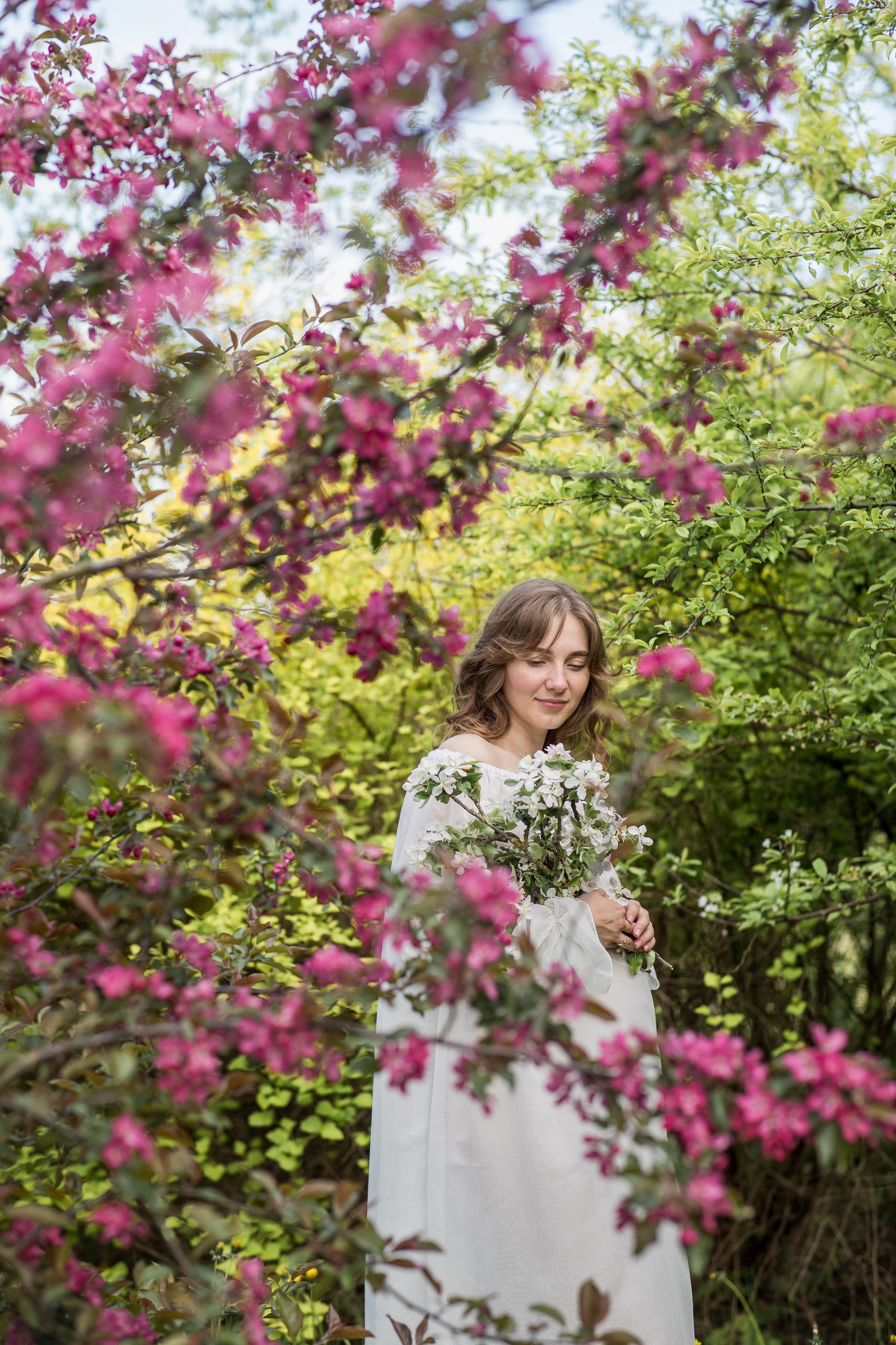 Съемка ожидания для Виталины в цветущих садах. Женский семейный фотограф Тула Москва Захарова Анна