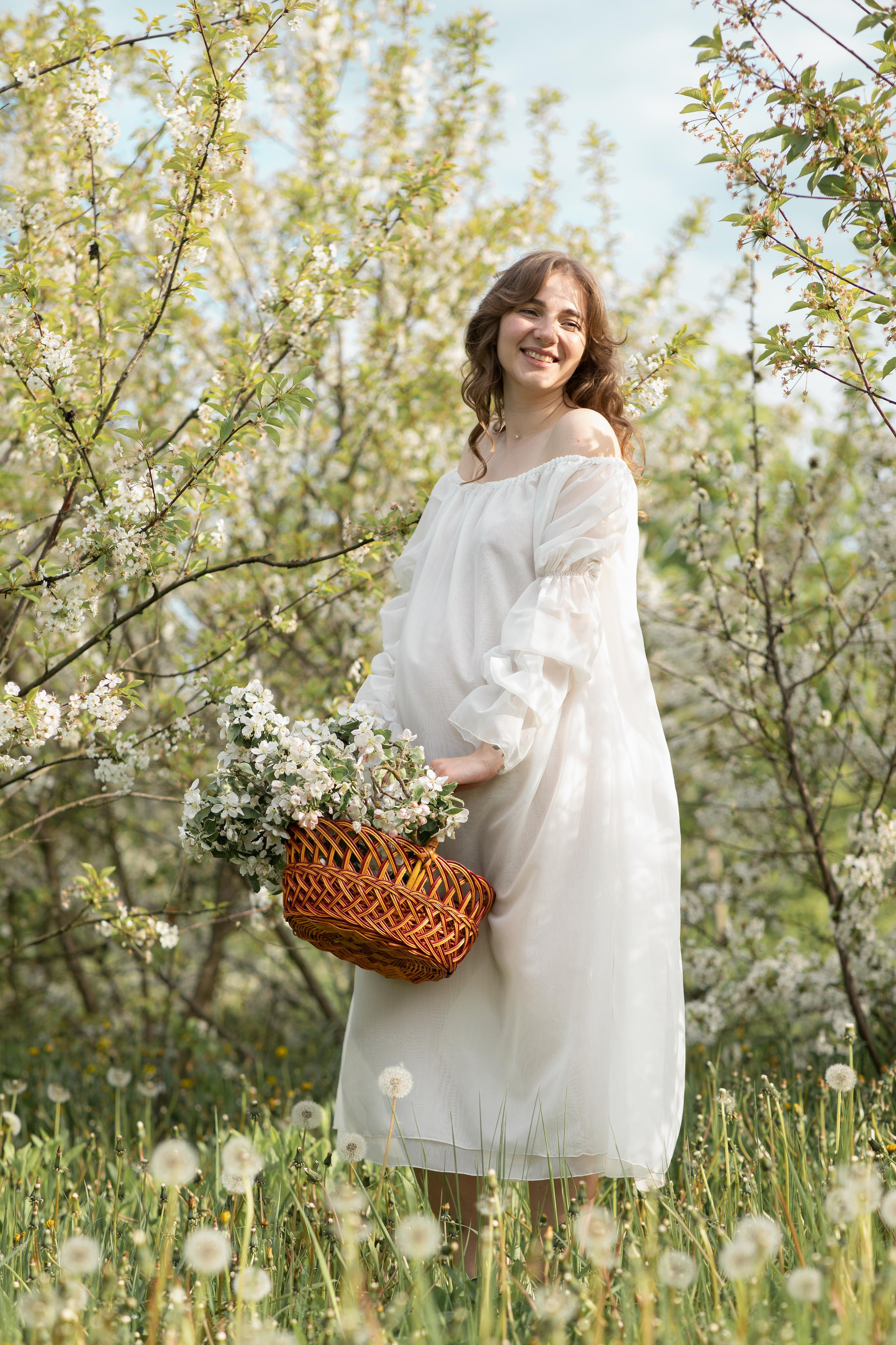 Съемка ожидания для Виталины в цветущих садах. Женский семейный фотограф Тула Москва Захарова Анна