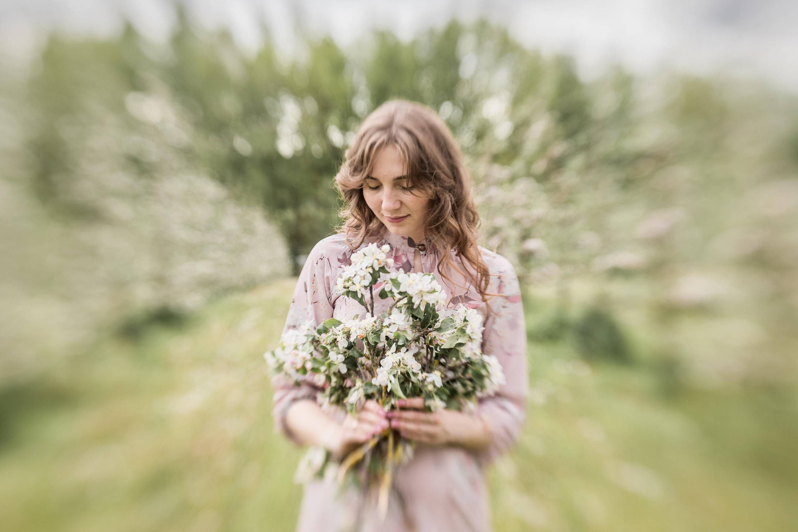 Съемка ожидания для Виталины в цветущих садах. Женский семейный фотограф Тула Москва Захарова Анна