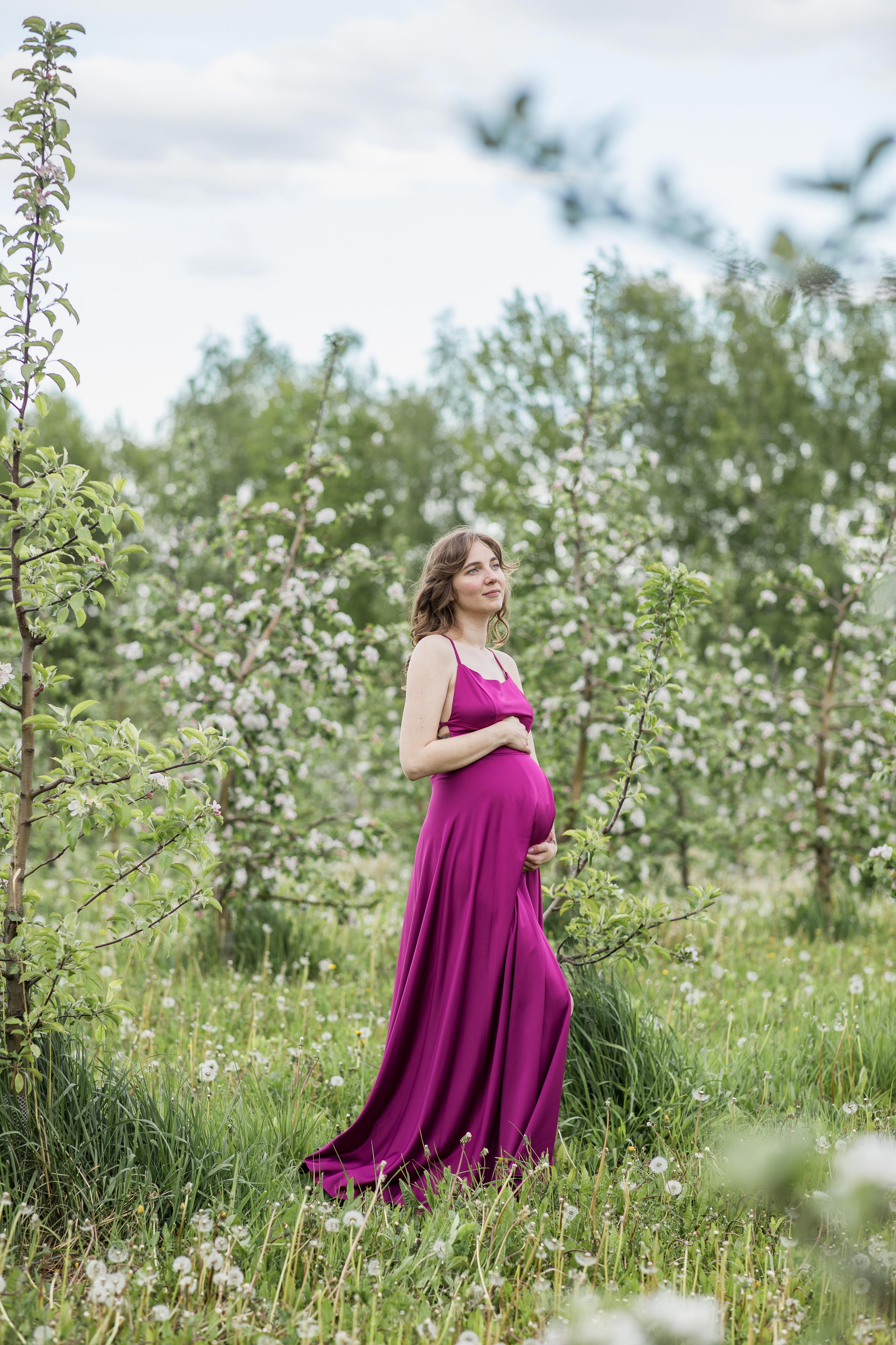Съемка ожидания для Виталины в цветущих садах. Женский семейный фотограф Тула Москва Захарова Анна