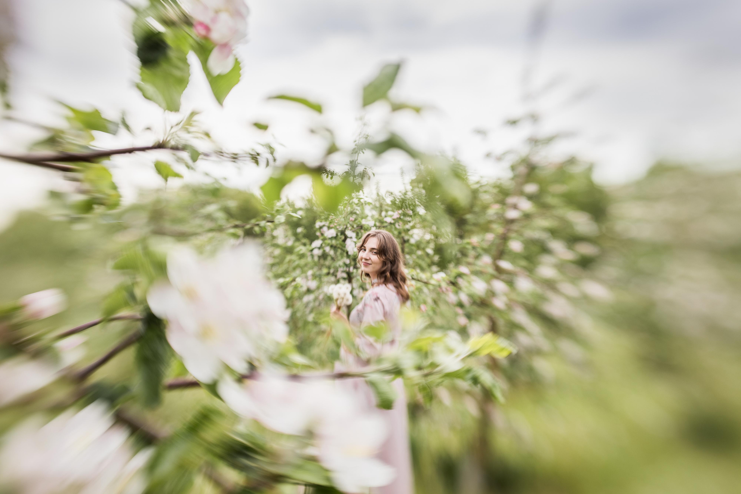 Съемка ожидания для Виталины в цветущих садах. Женский семейный фотограф Тула Москва Захарова Анна