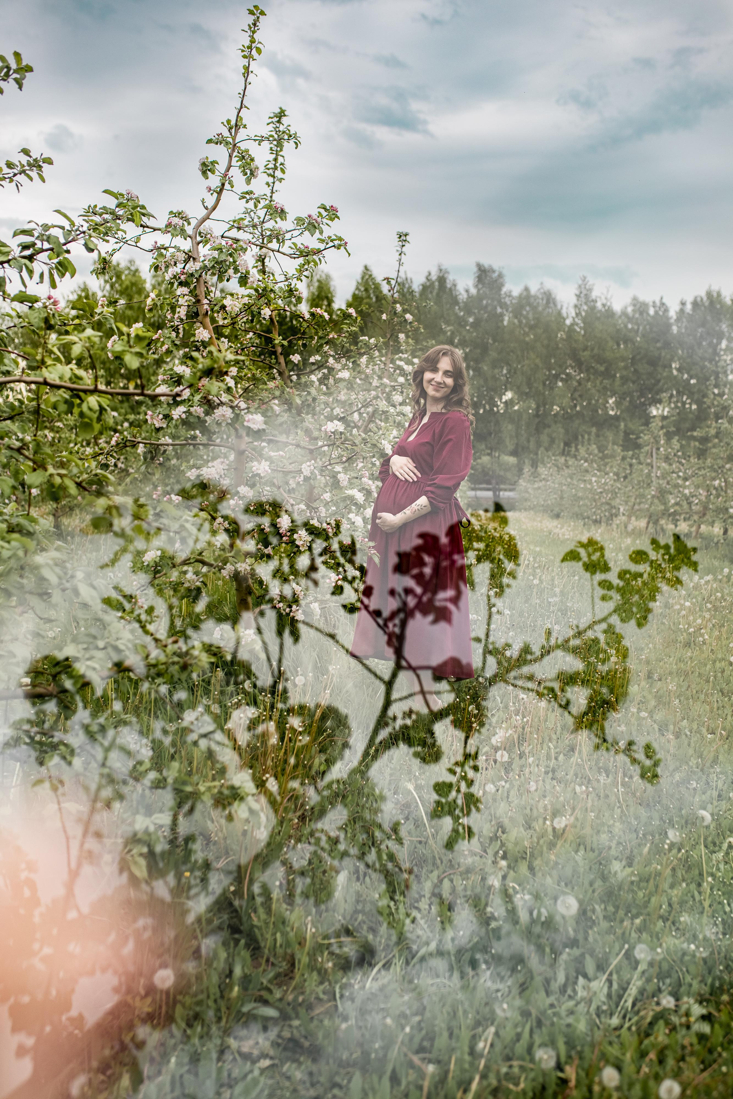 Съемка ожидания для Виталины в цветущих садах. Женский семейный фотограф Тула Москва Захарова Анна