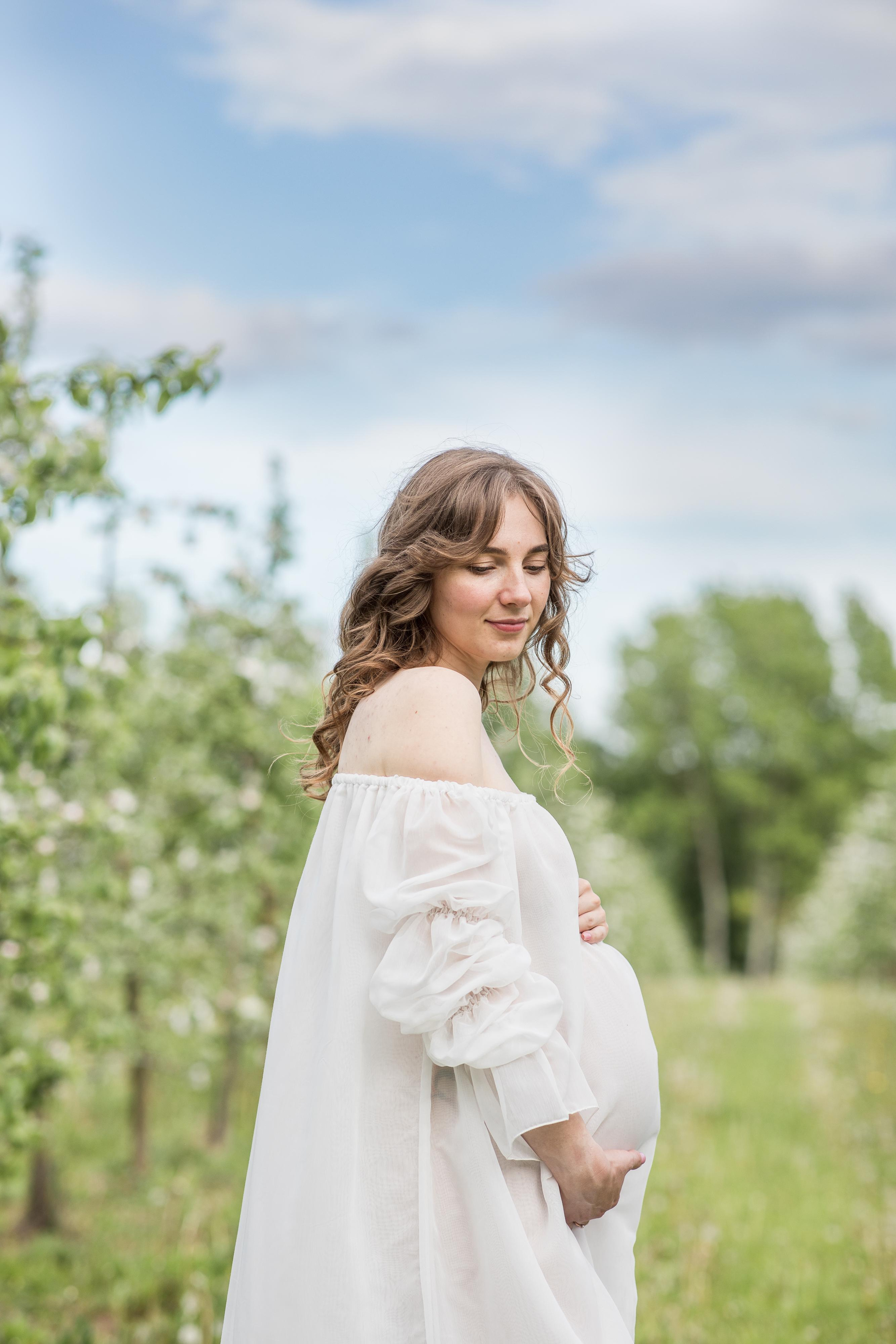 Съемка ожидания для Виталины в цветущих садах. Женский семейный фотограф Тула Москва Захарова Анна