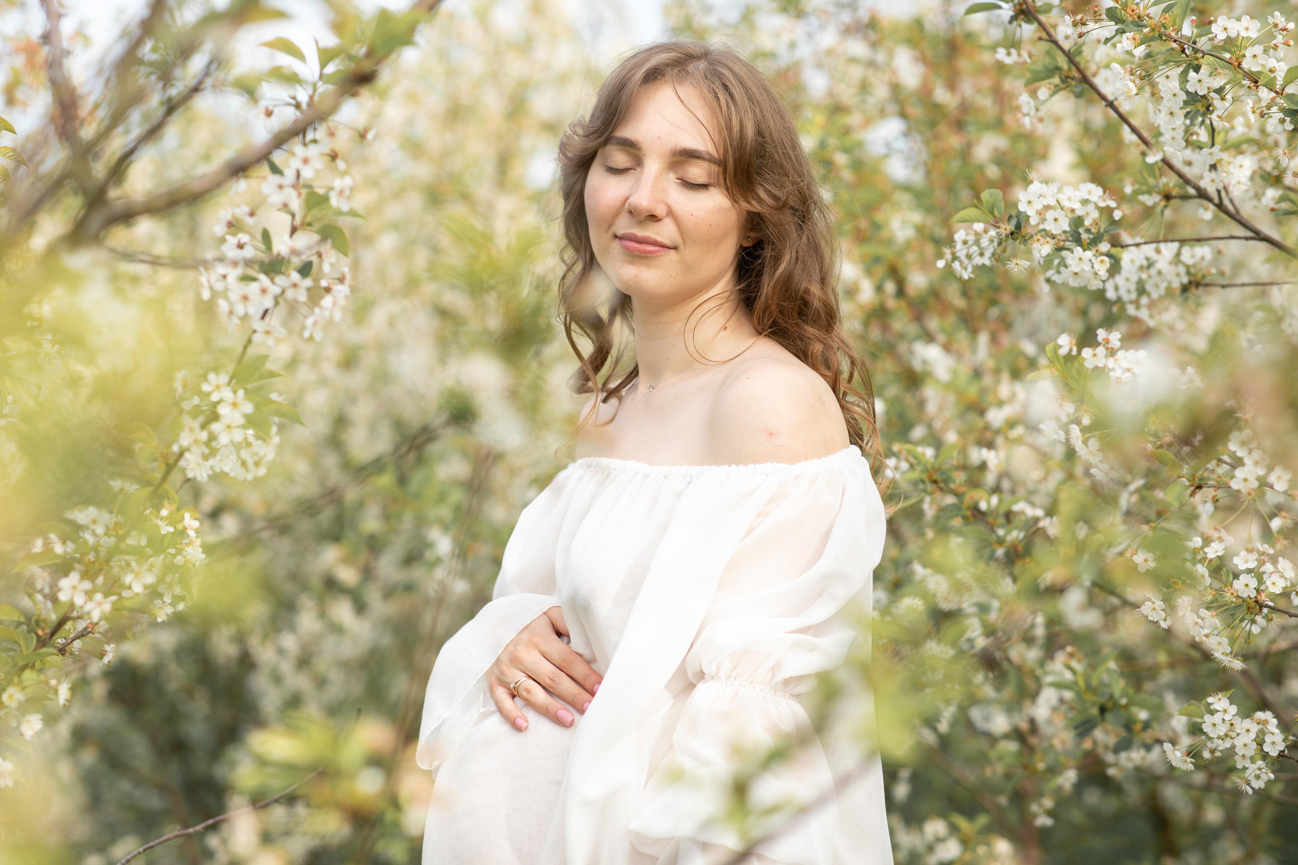 Съемка ожидания для Виталины в цветущих садах. Женский семейный фотограф Тула Москва Захарова Анна