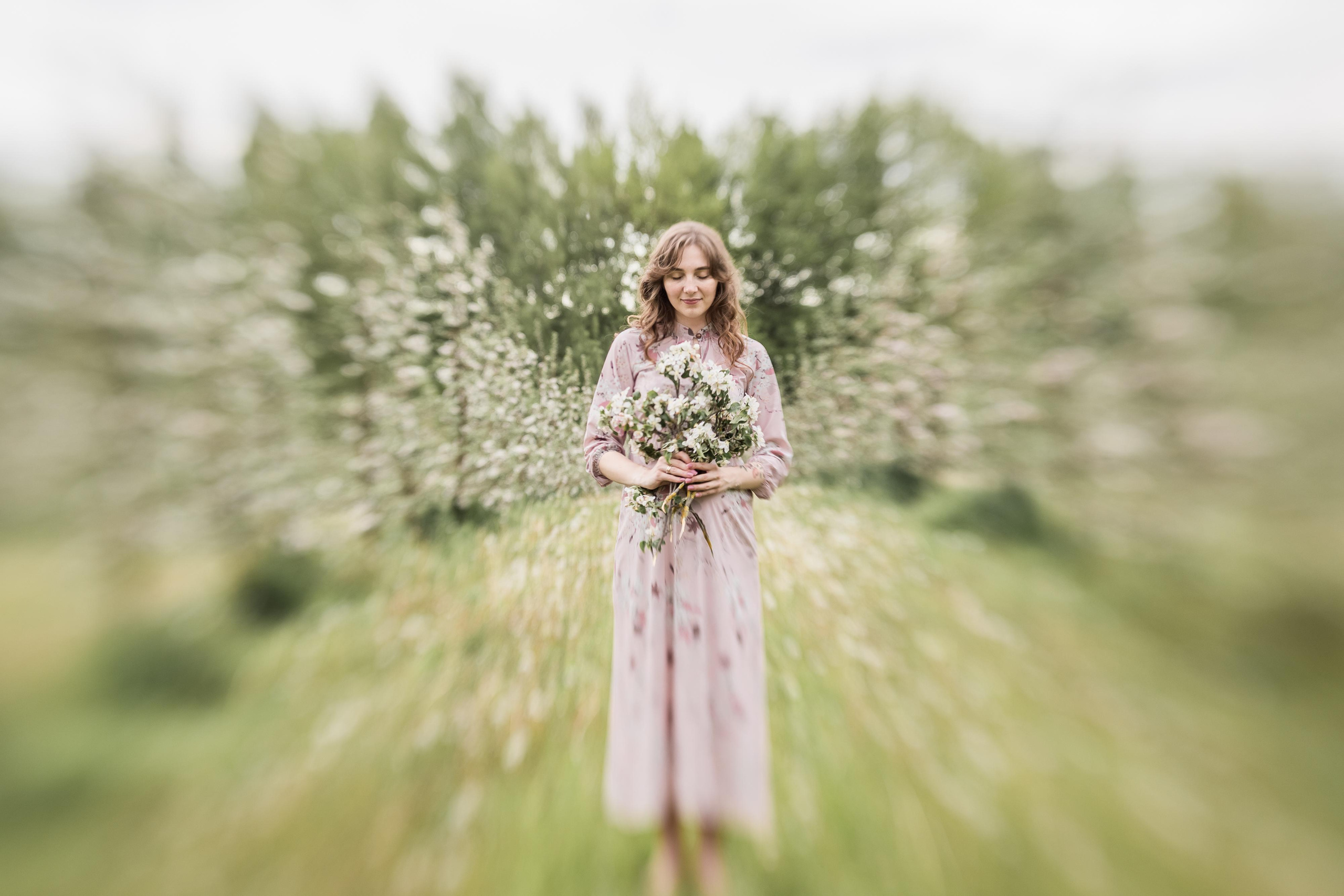 Съемка ожидания для Виталины в цветущих садах. Женский семейный фотограф Тула Москва Захарова Анна