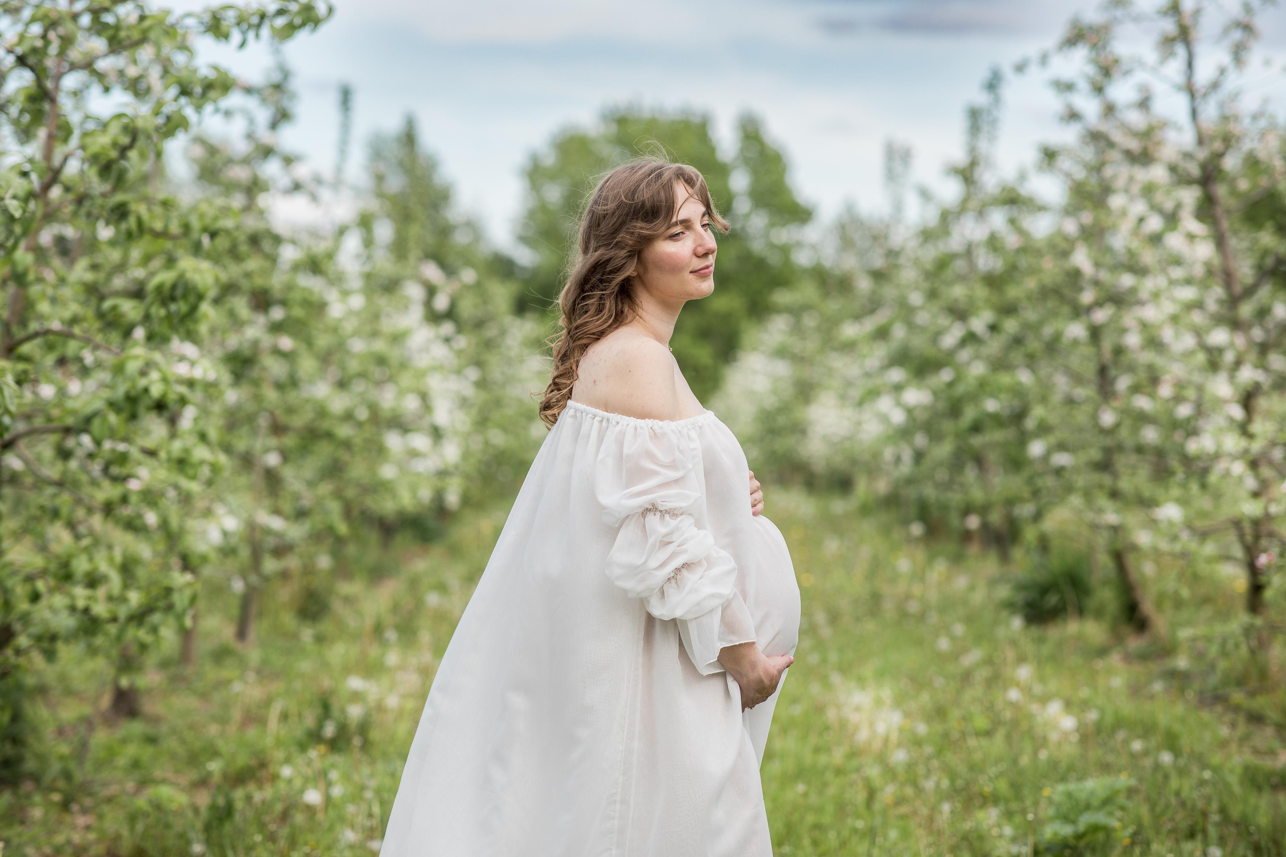 Съемка ожидания для Виталины в цветущих садах. Женский семейный фотограф Тула Москва Захарова Анна