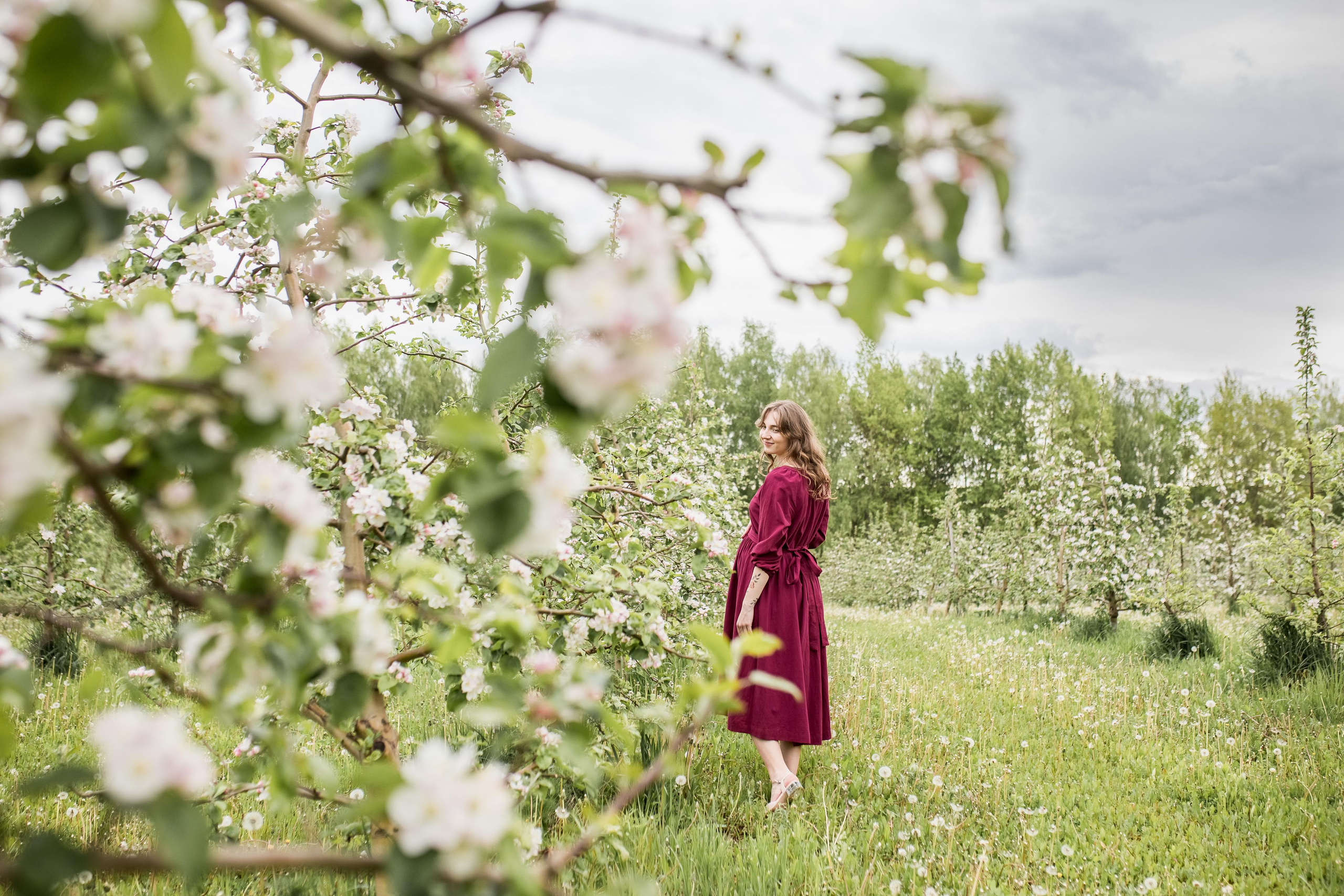 Съемка ожидания для Виталины в цветущих садах. Женский семейный фотограф Тула Москва Захарова Анна