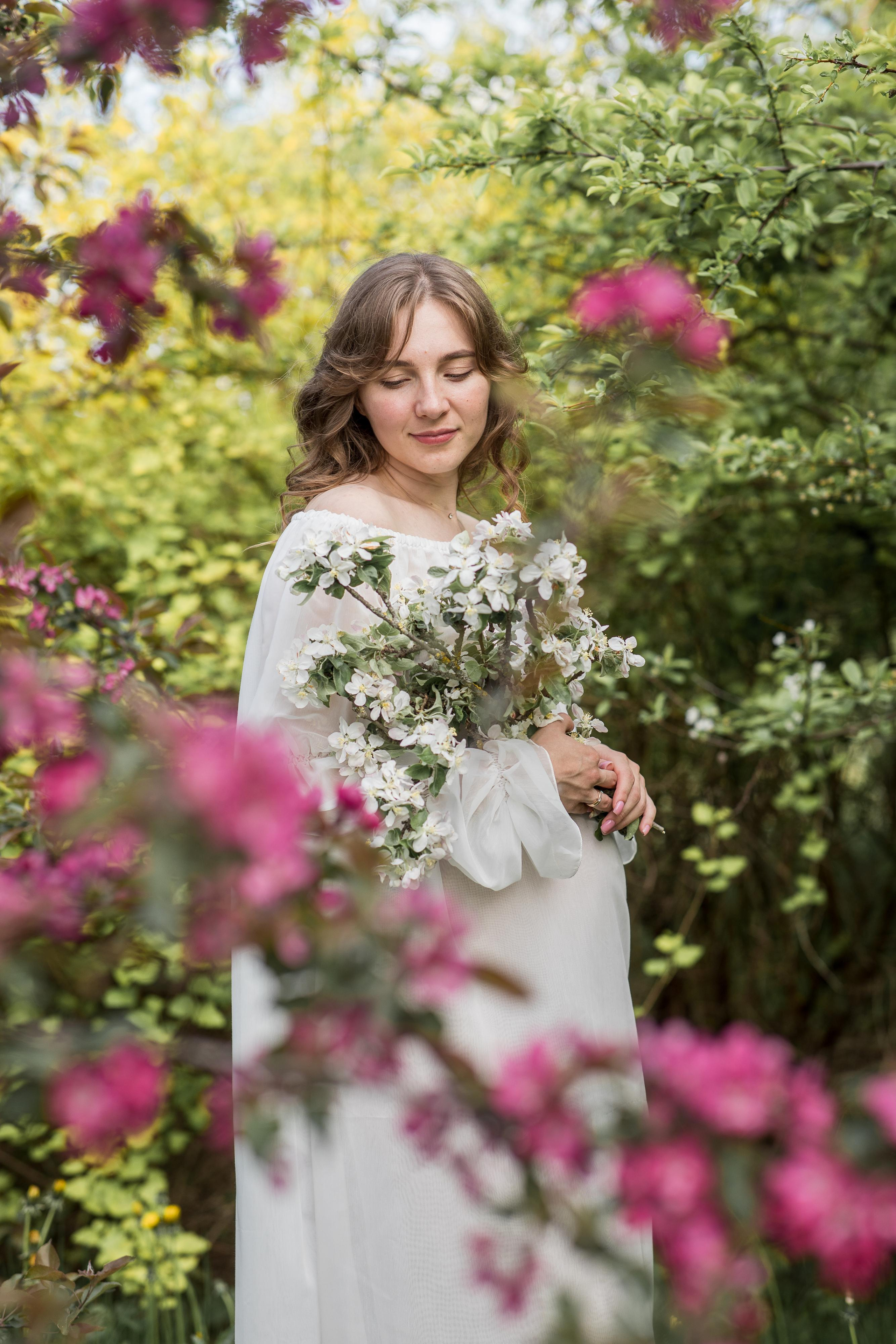 Съемка ожидания для Виталины в цветущих садах. Женский семейный фотограф Тула Москва Захарова Анна