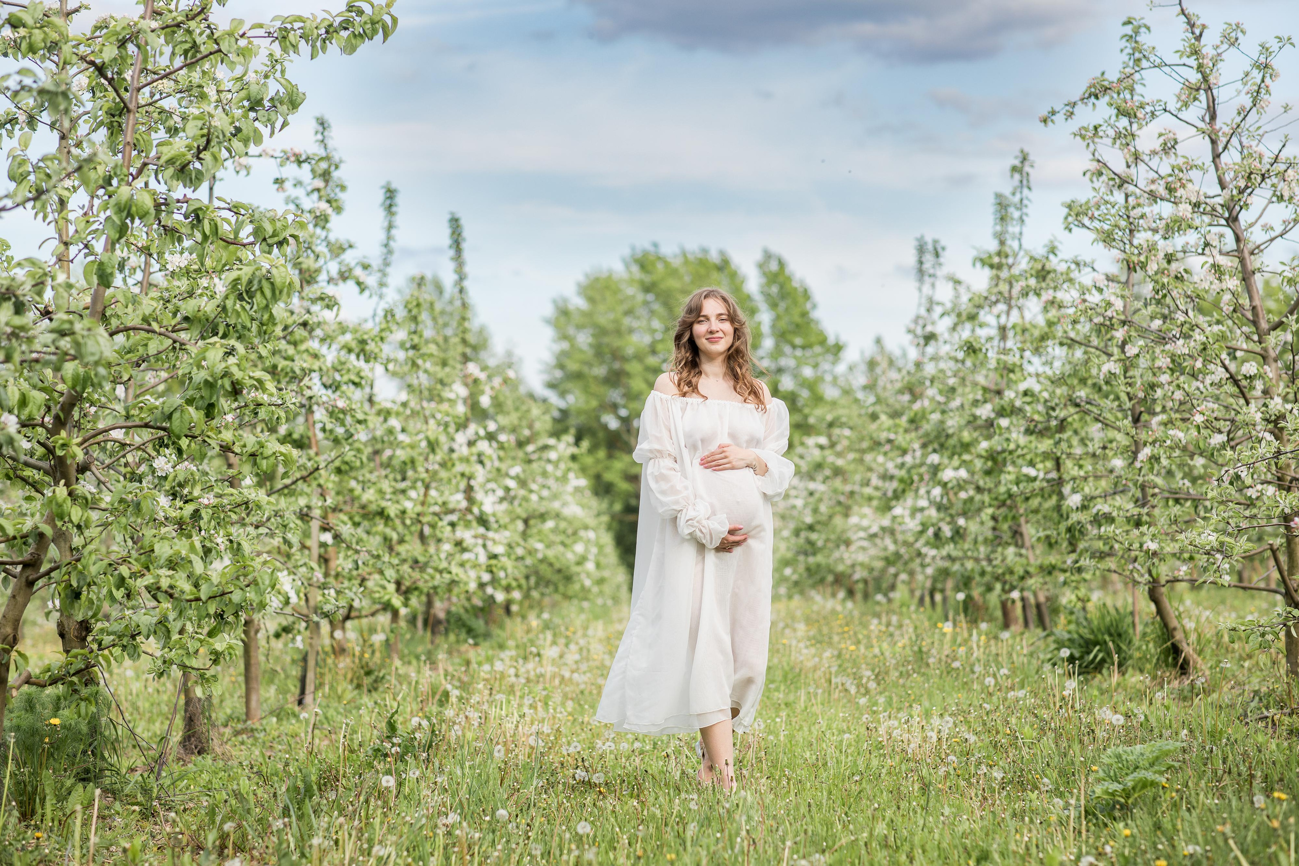 Съемка ожидания для Виталины в цветущих садах. Женский семейный фотограф Тула Москва Захарова Анна