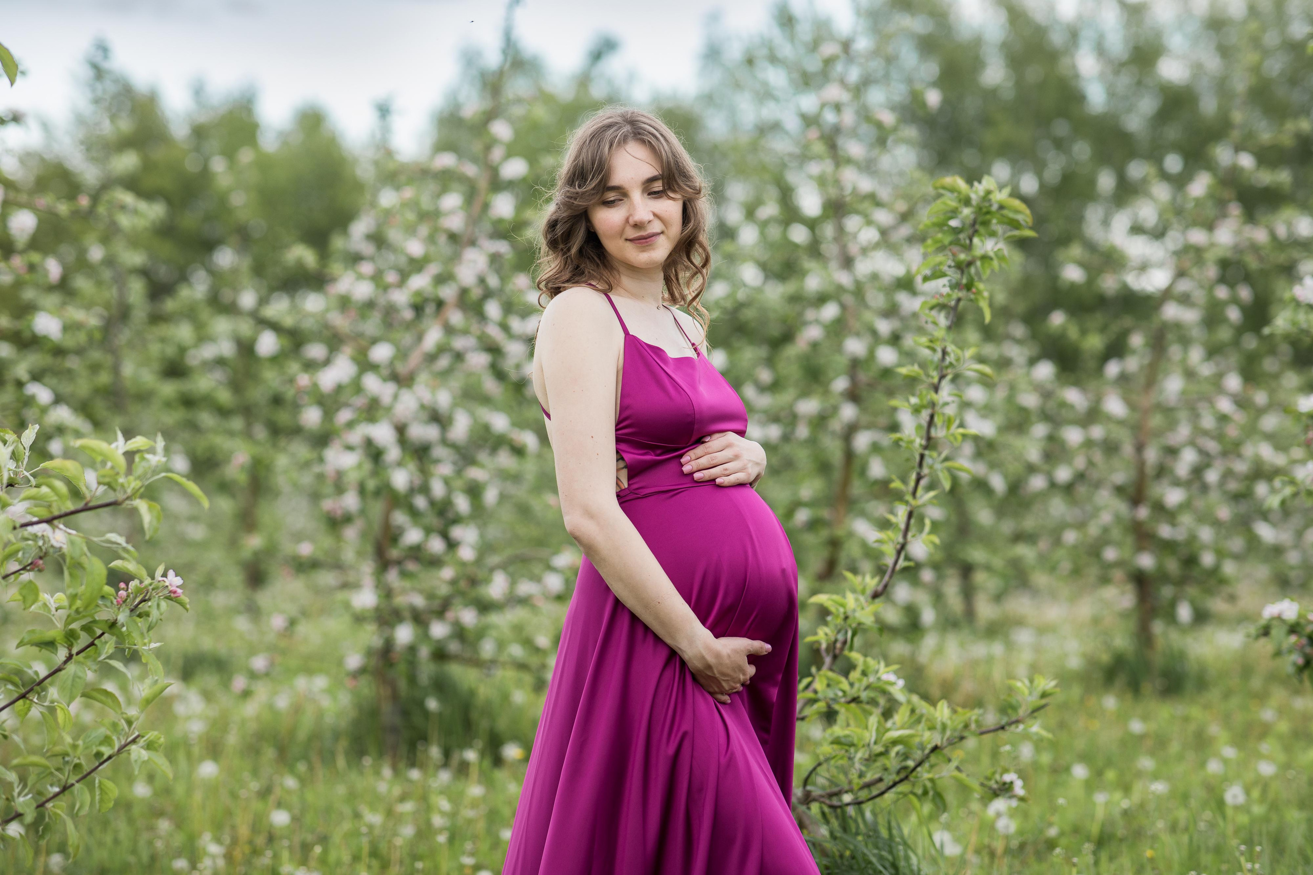 Съемка ожидания для Виталины в цветущих садах. Женский семейный фотограф Тула Москва Захарова Анна