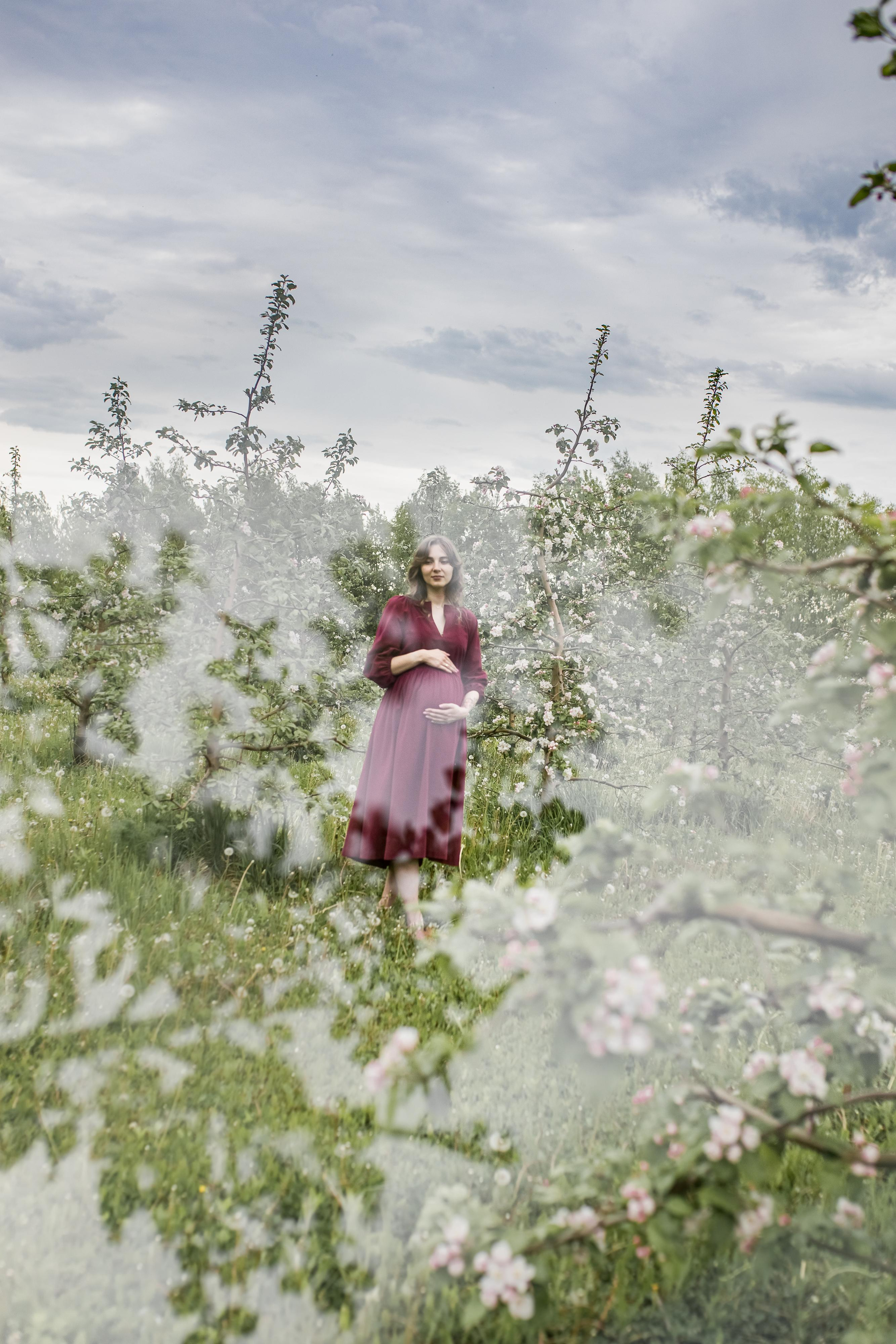 Съемка ожидания для Виталины в цветущих садах. Женский семейный фотограф Тула Москва Захарова Анна