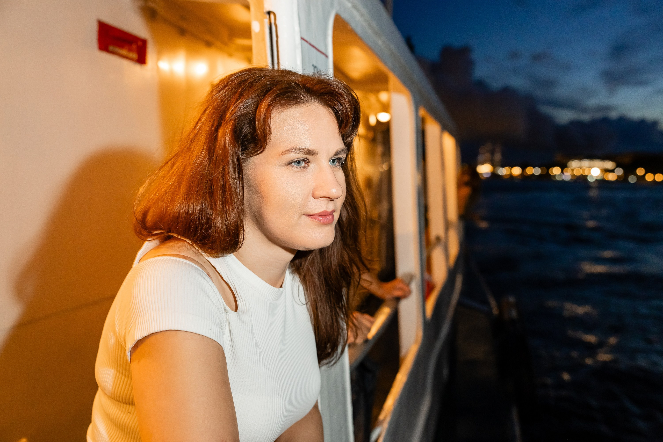 Девушка на теплоходе с закатом