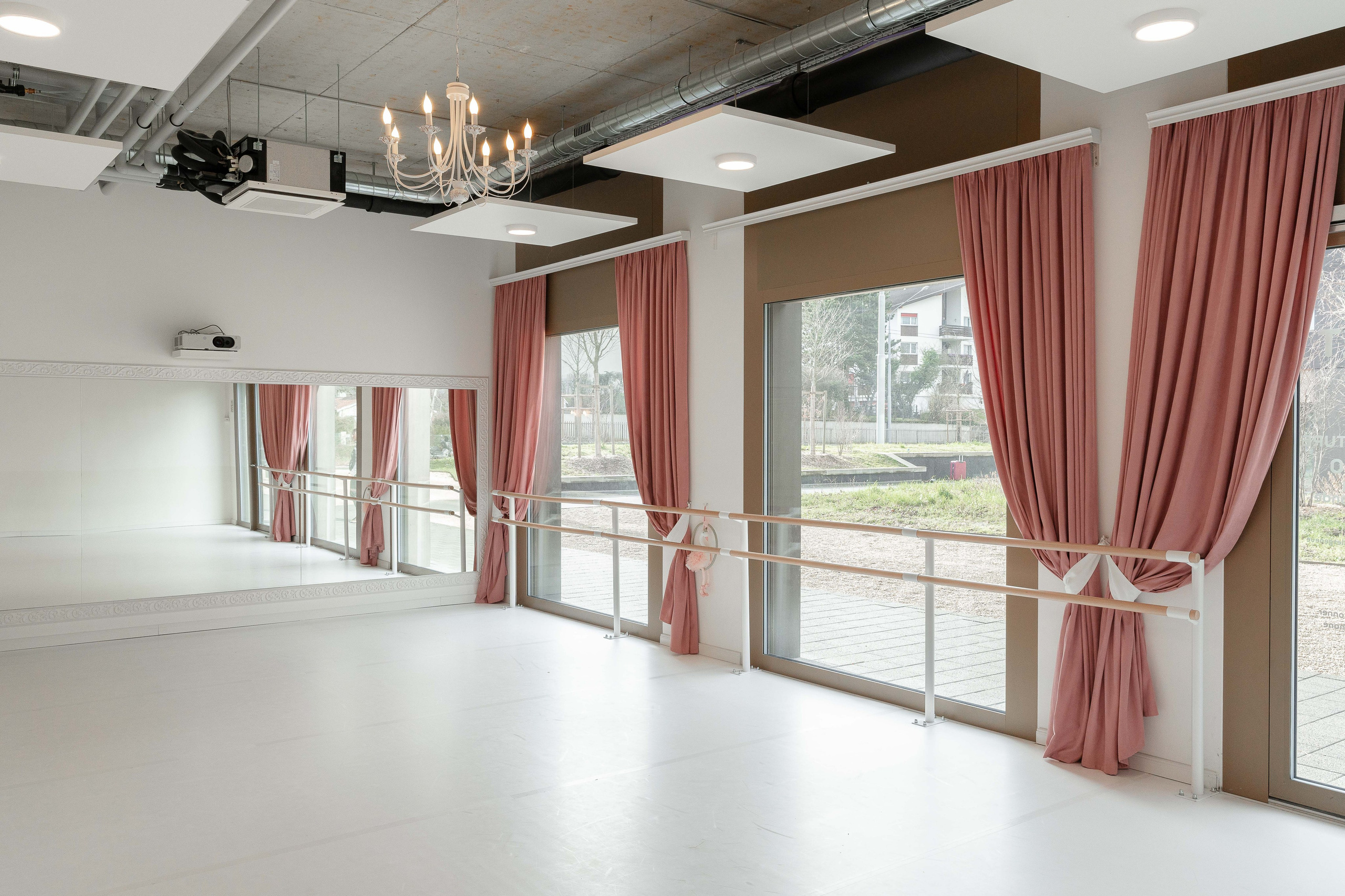 Commercial Photographer Geneva | Interior, Business & Restaurant Photography. Professional Wedding Photographer Geneva & Romande Switzerland | Tanya Creator