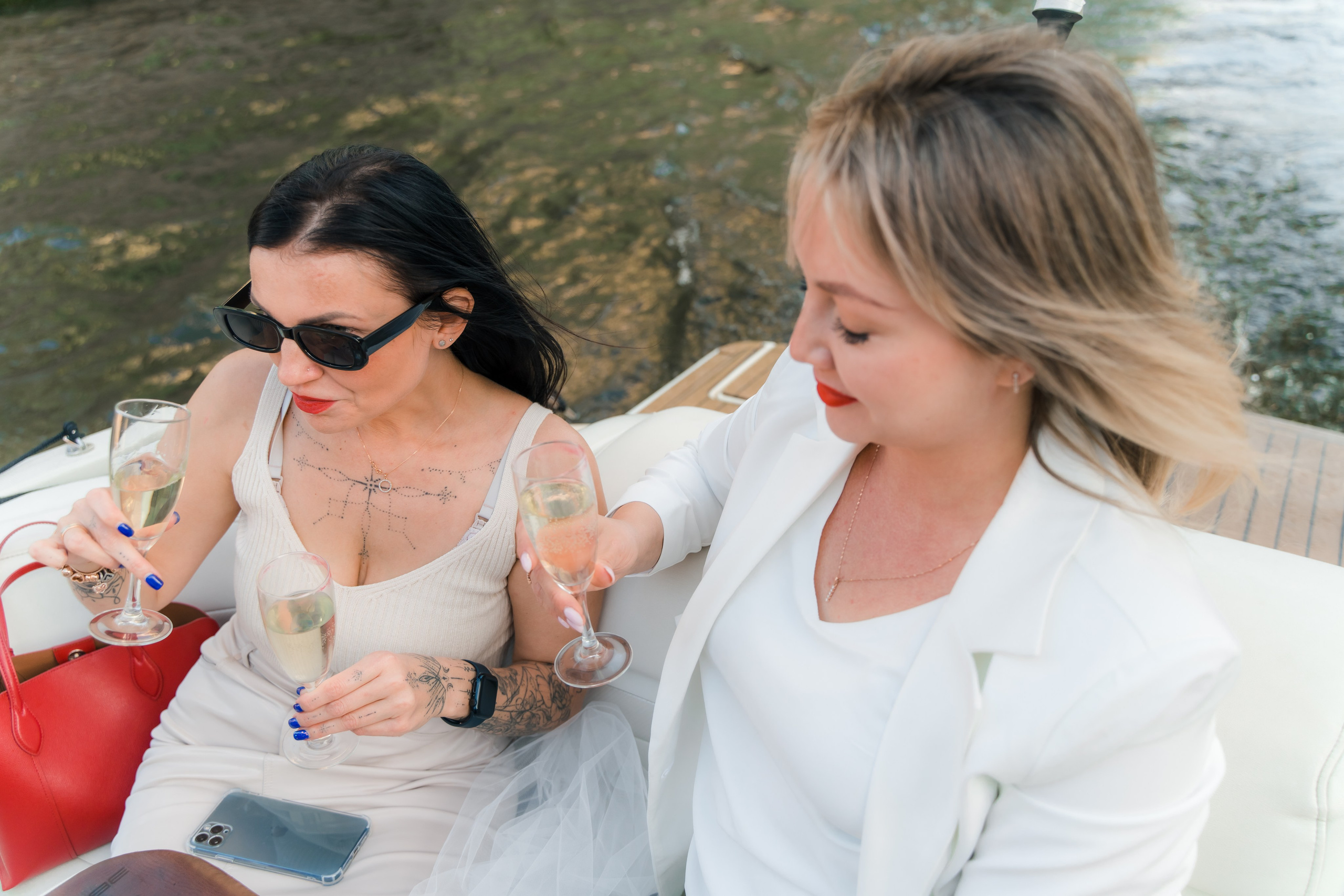 Фотосъемка девичника, встреча девушек, веселые женские портреты