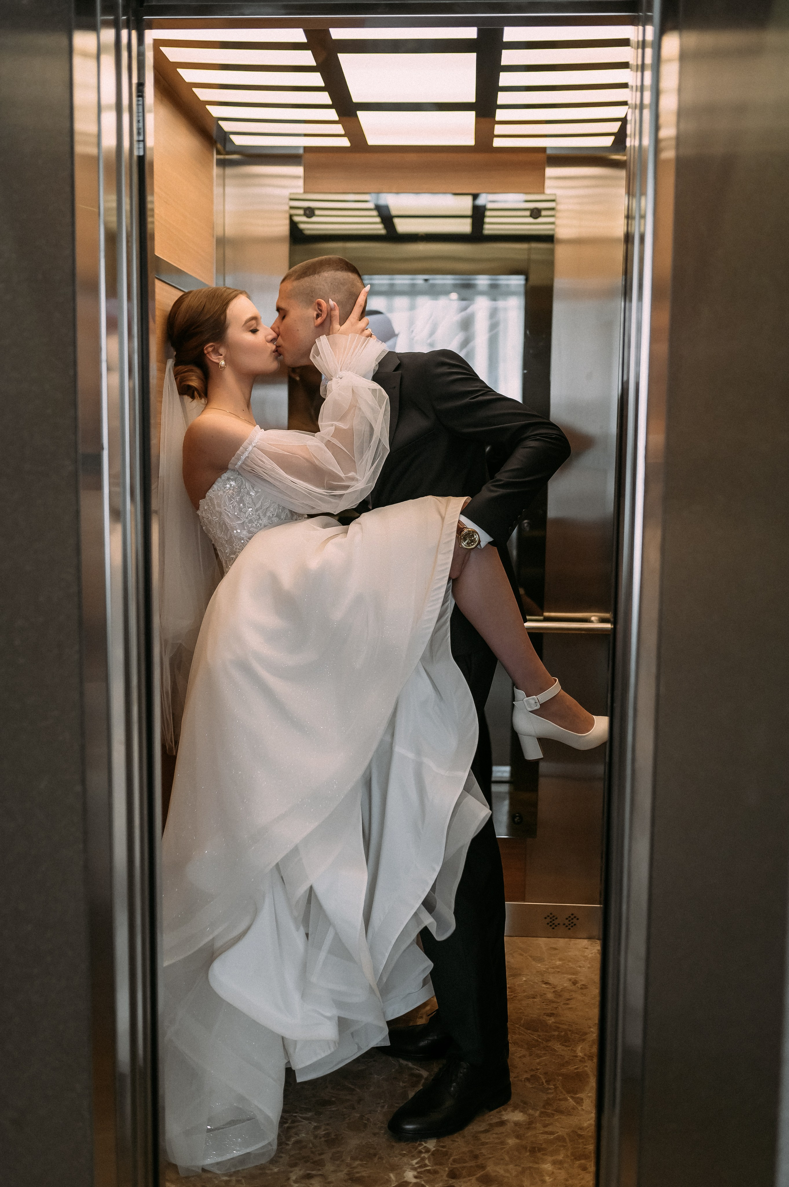 Свадебное утро и прогулка красивой яркой пары. Свадебный и семейный фотограф в Симферополе Дарья Маркова