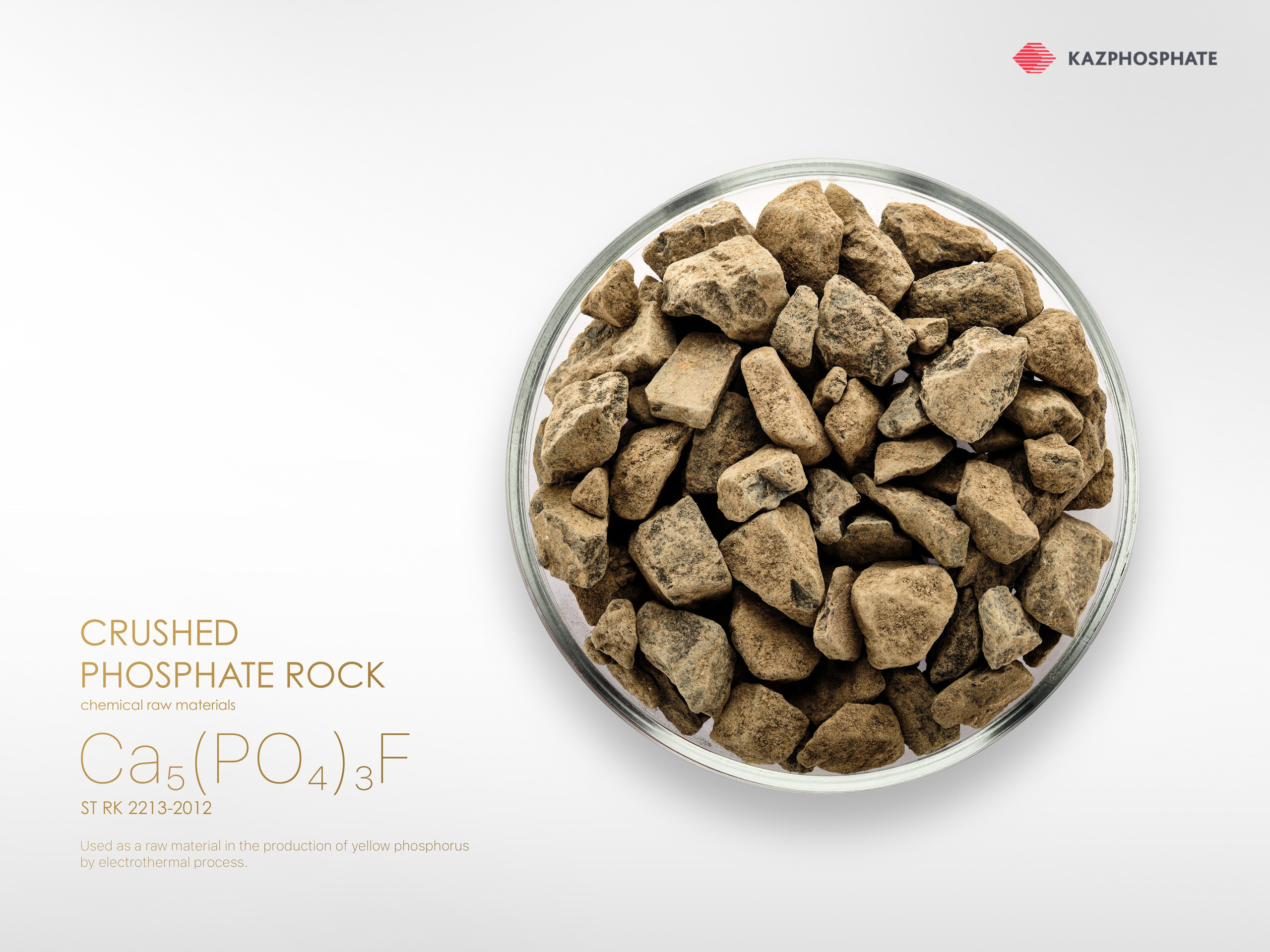 Промышленная съёмка гранулированного фосфорита в миске, на белом фоне