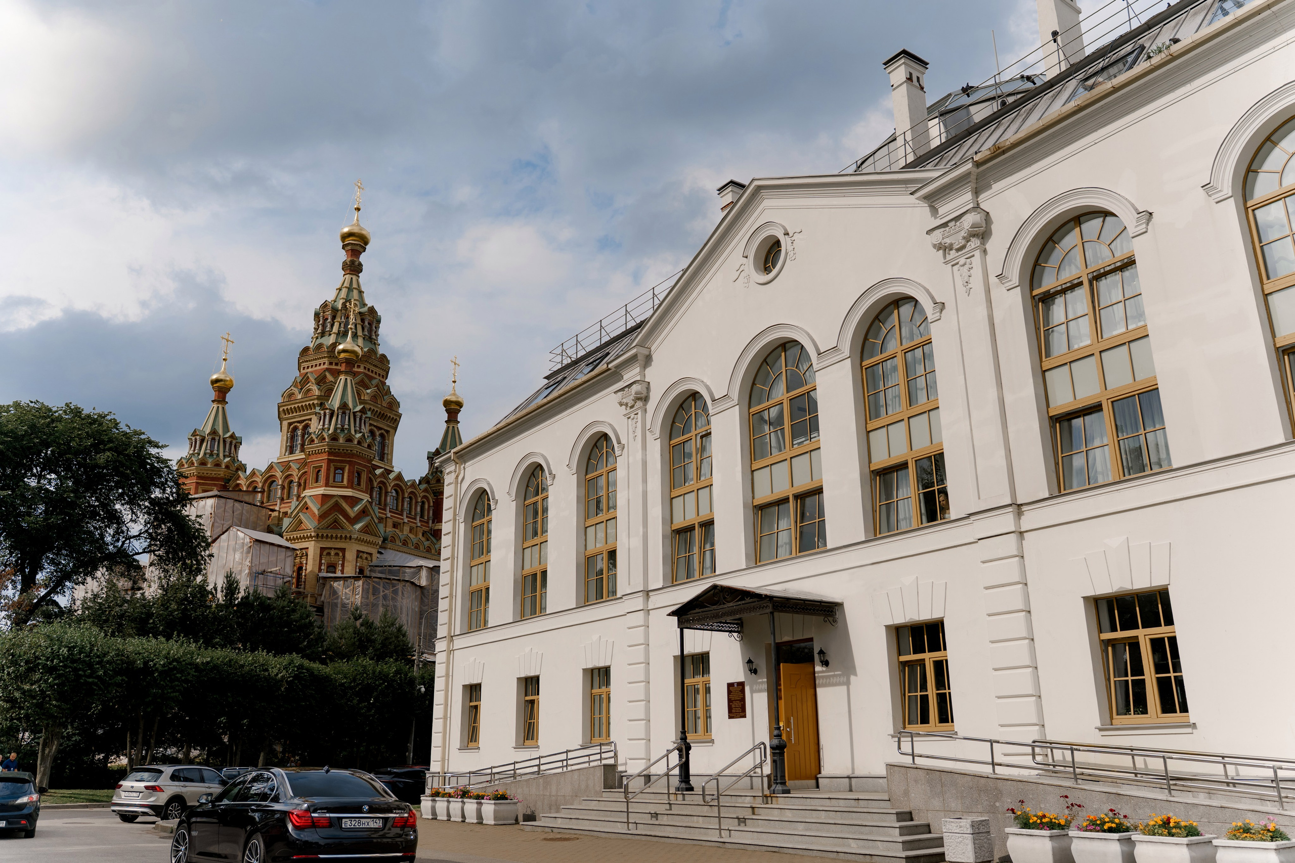 Свадьба в Санкт-Петербурге, фотосессия на прогулке, Павловск ЗАГс, фасад Павловского ЗАГса.