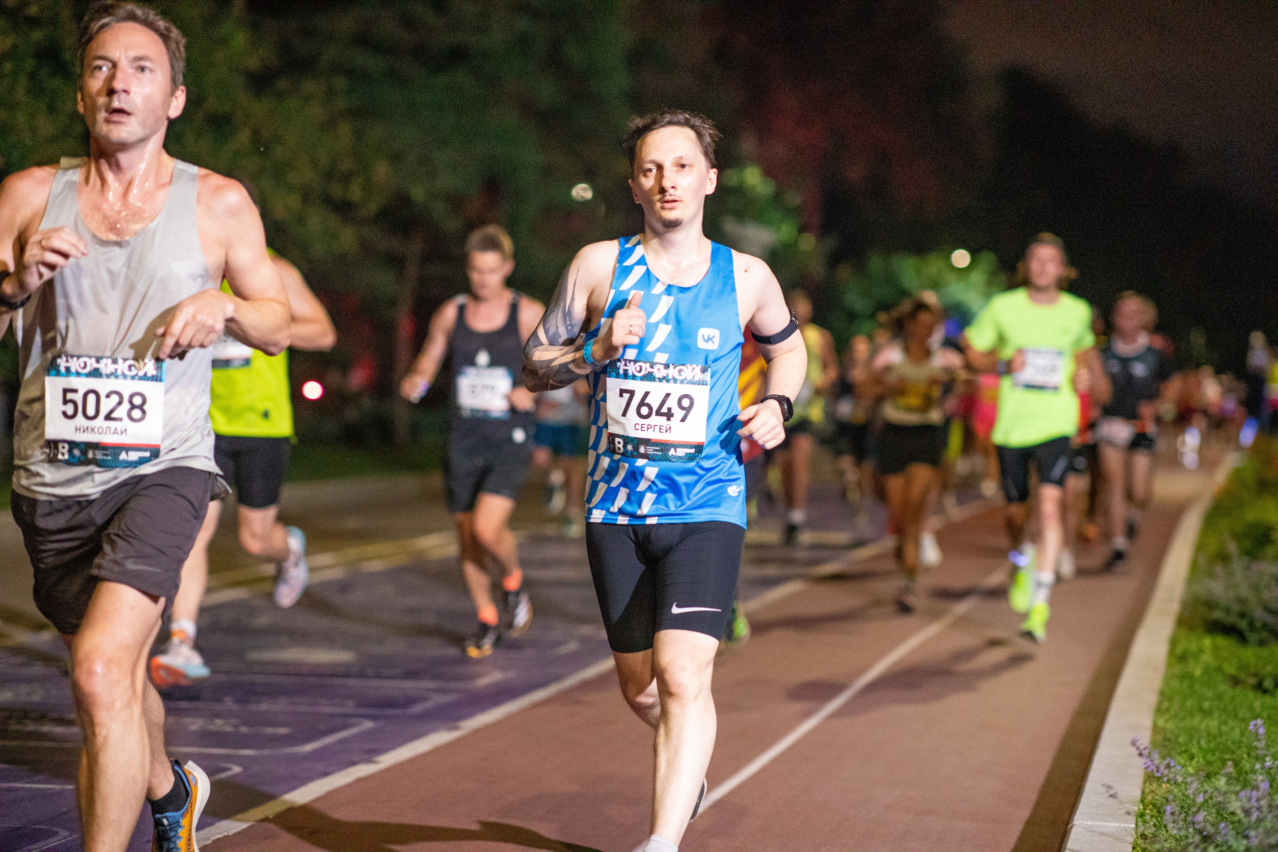 Ночной забег в ленте фотографий бегунов 03.08.24. Фотограф Сергей Ловкий