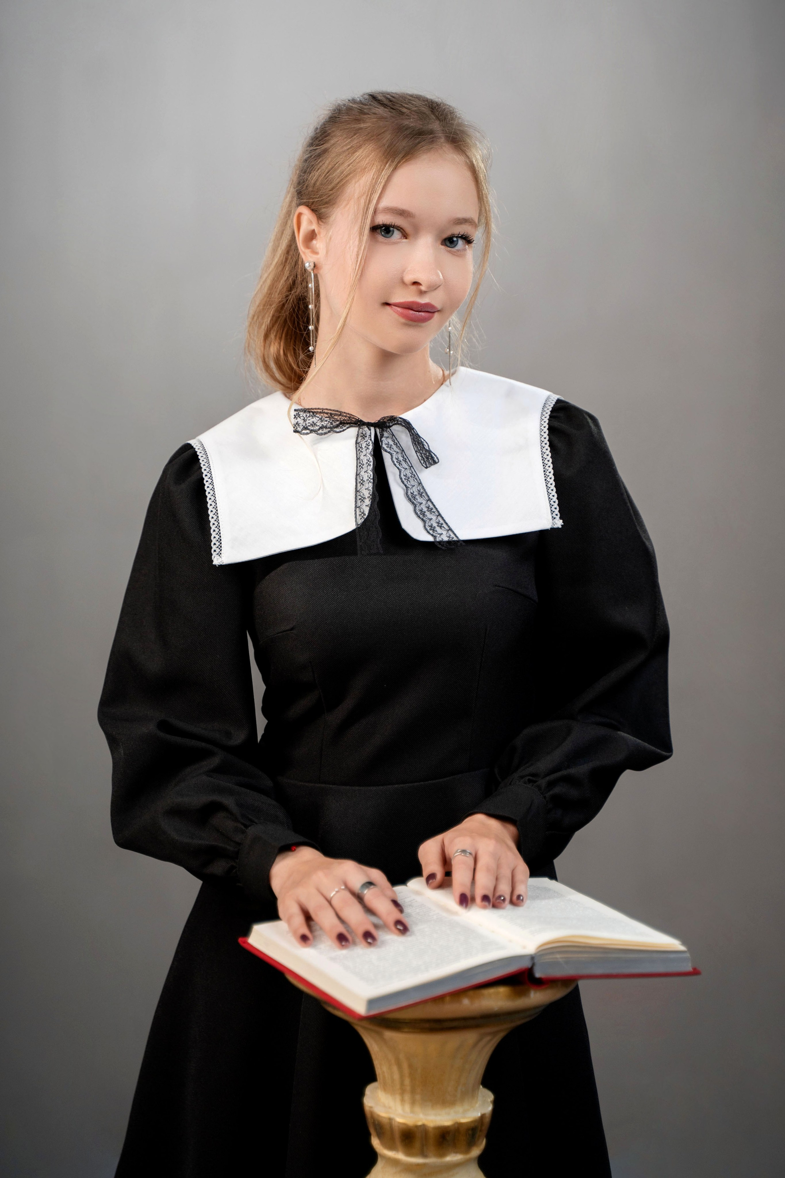 Портрет в серой фотозоне. Правильный Выпускной Альбом