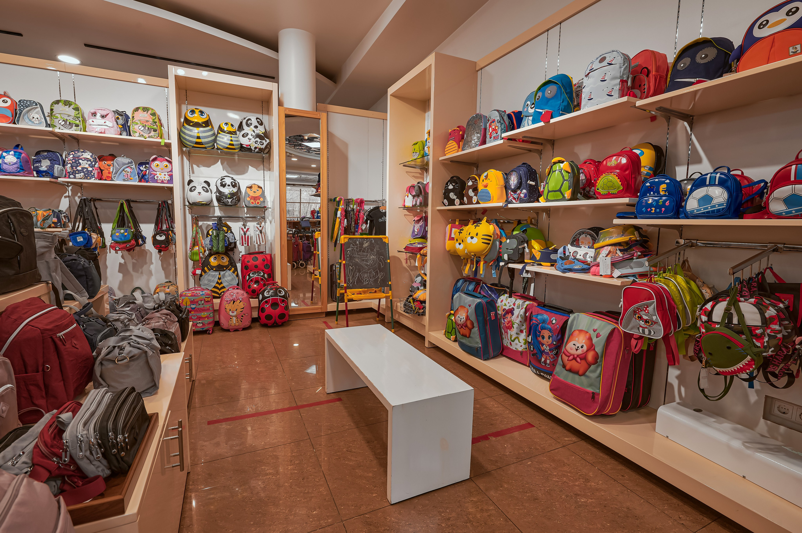 Портфолио по интерьерной и экстерьерной фотосъёмки: Мир Сумок — Правый берег. Фотограф Яковлев Роман — Красноярск