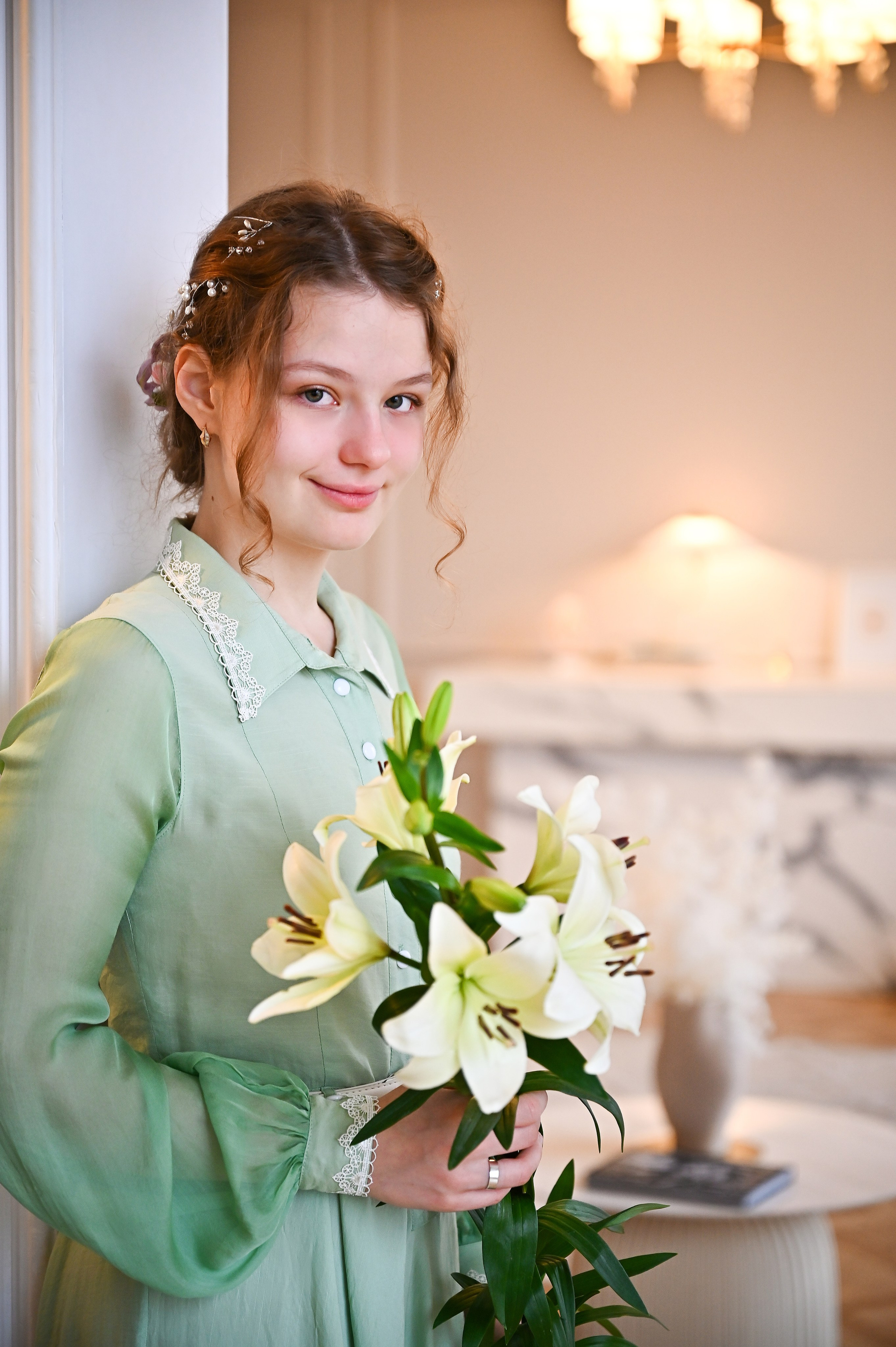 Фото невесты в ментоловом платье в светлой студии Краснодара