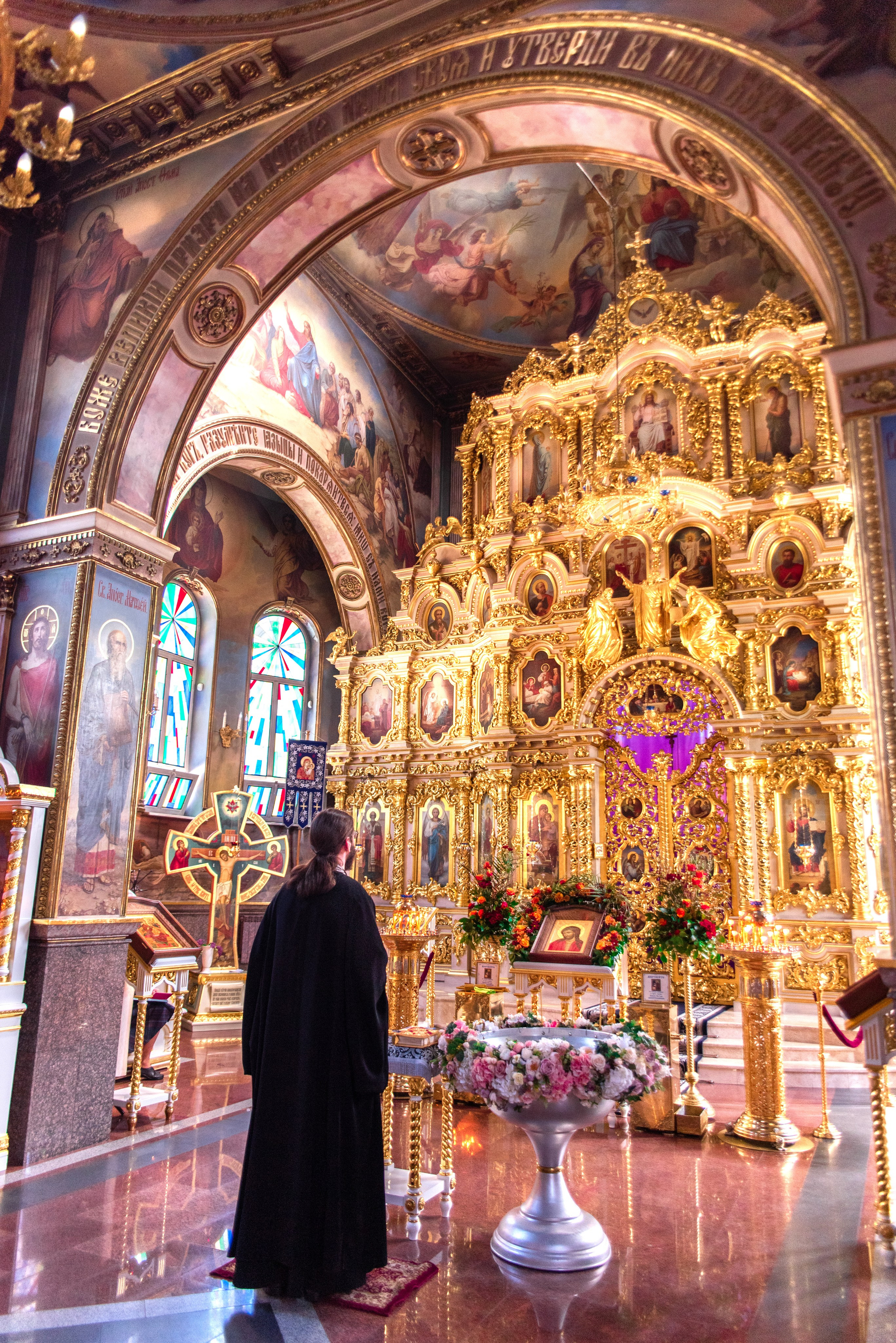 Священник на фоне крестильной чаши и алтаря - фотосессия Крещения