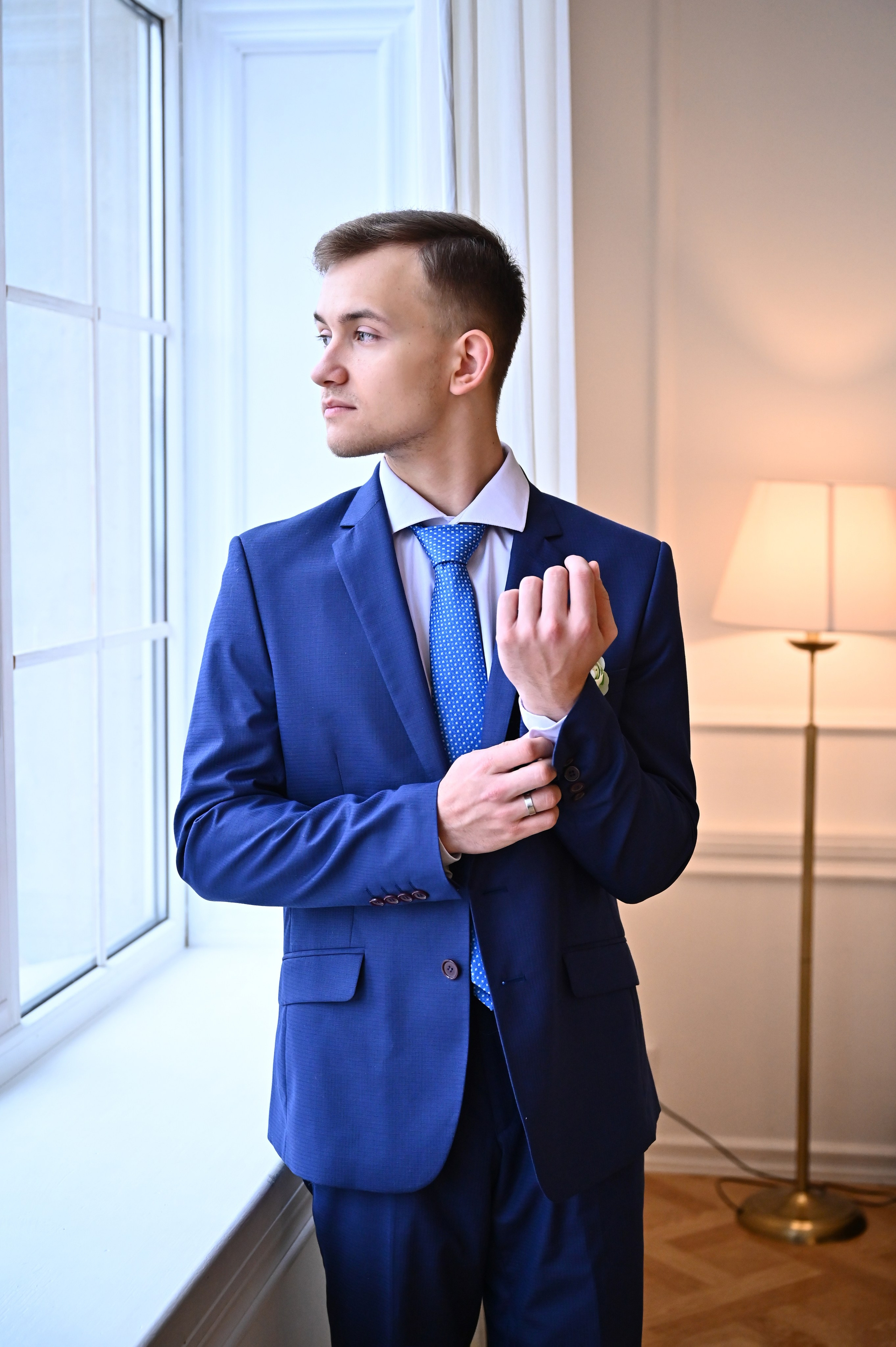 Фотограф Оксана Лавренюк - жених на фоне окна в светлой студии