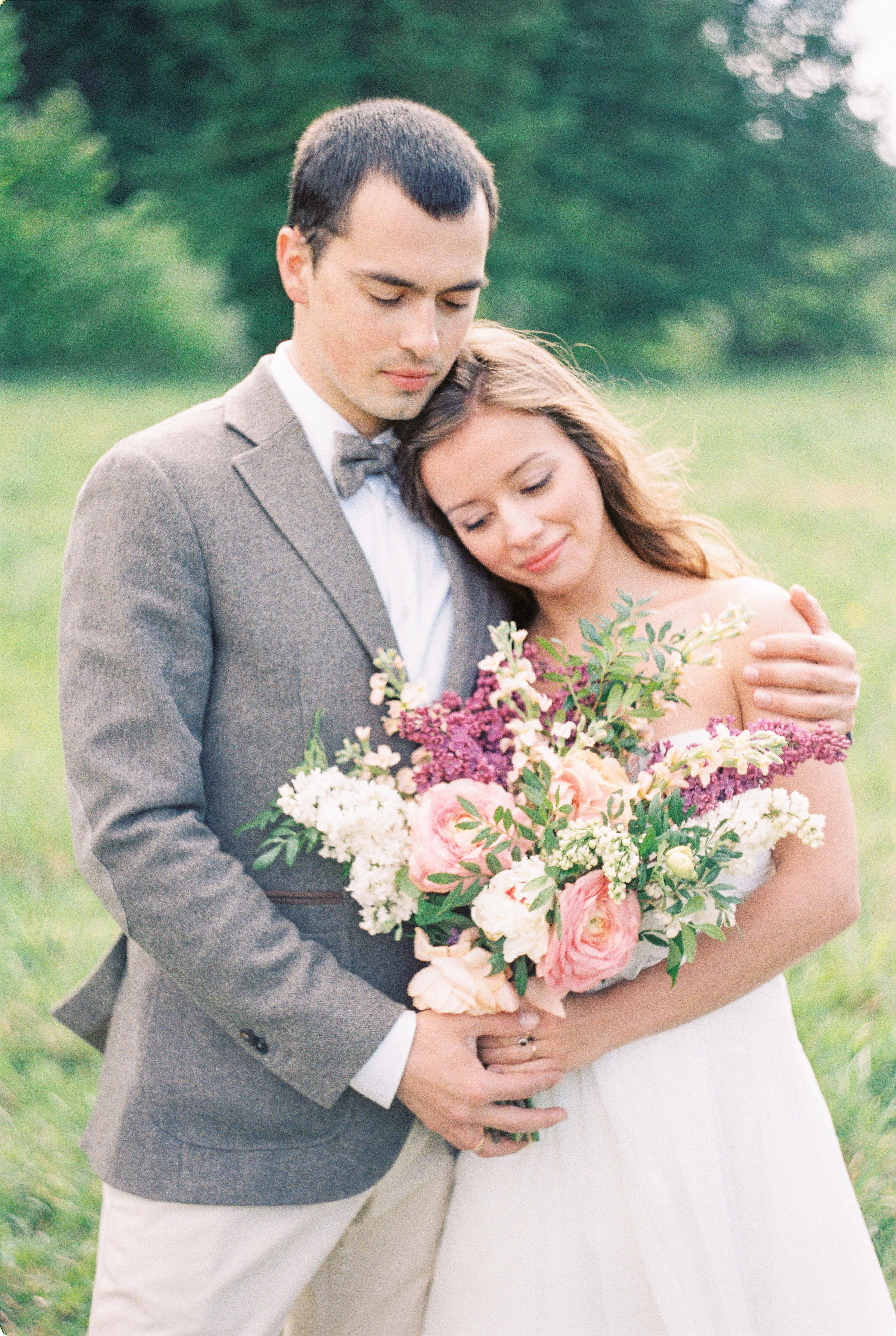 Летняя свадебная фотосессия в Москве, плёночный стиль