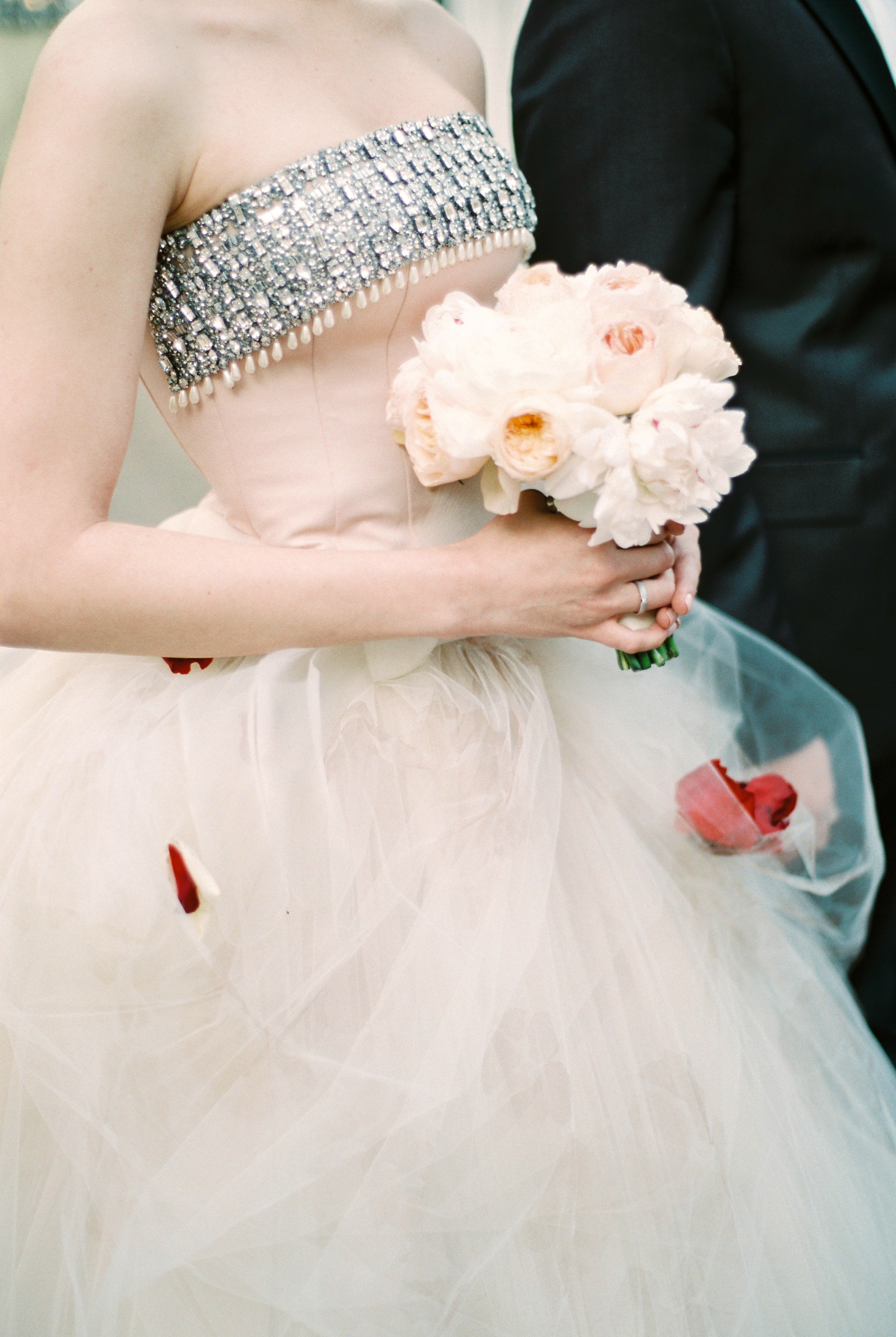 Стильная свадьба на плёнку в центре Москвы, плёночный фотограф Москва