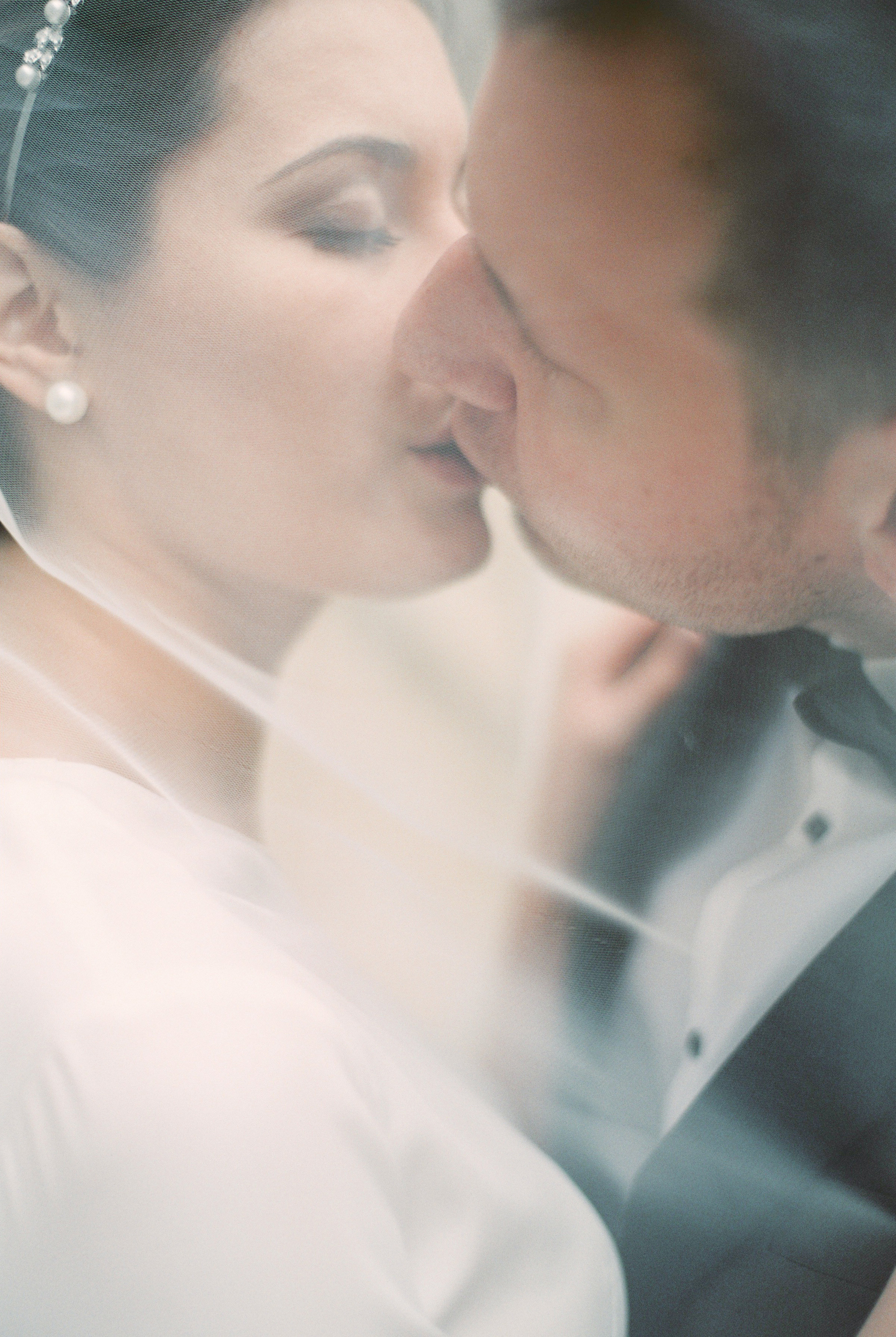 Стильная свадьба на плёнку в центре Москвы, плёночный фотограф Москва