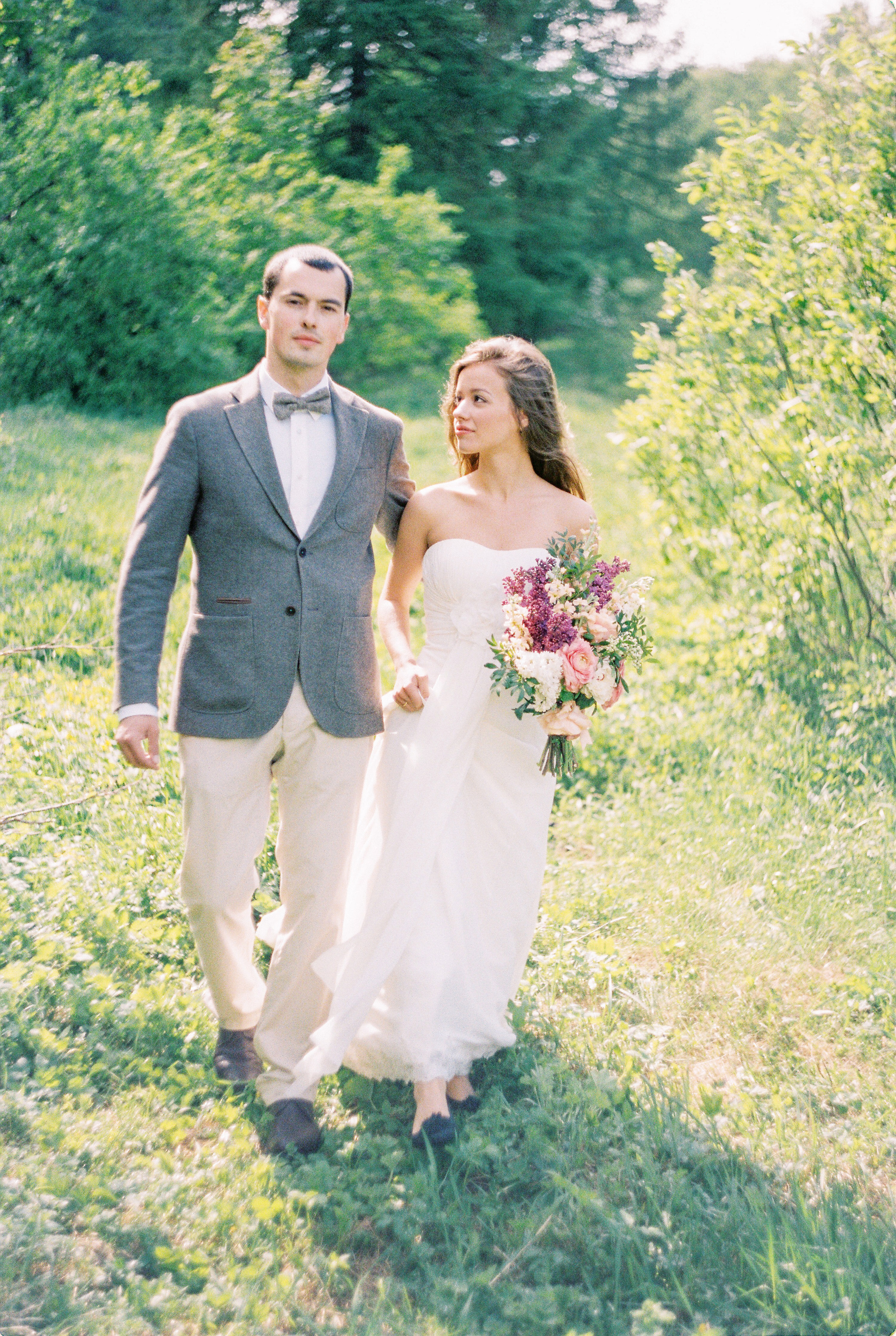 Летняя свадебная фотосессия в Москве, плёночный стиль