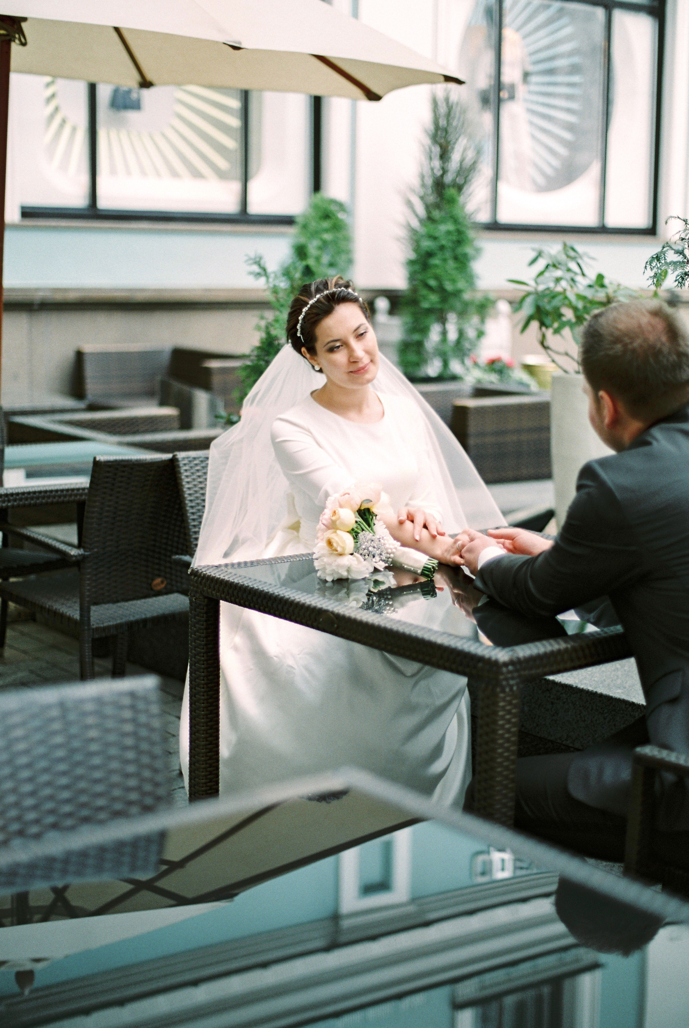 Стильная свадьба на плёнку в центре Москвы, плёночный фотограф Москва