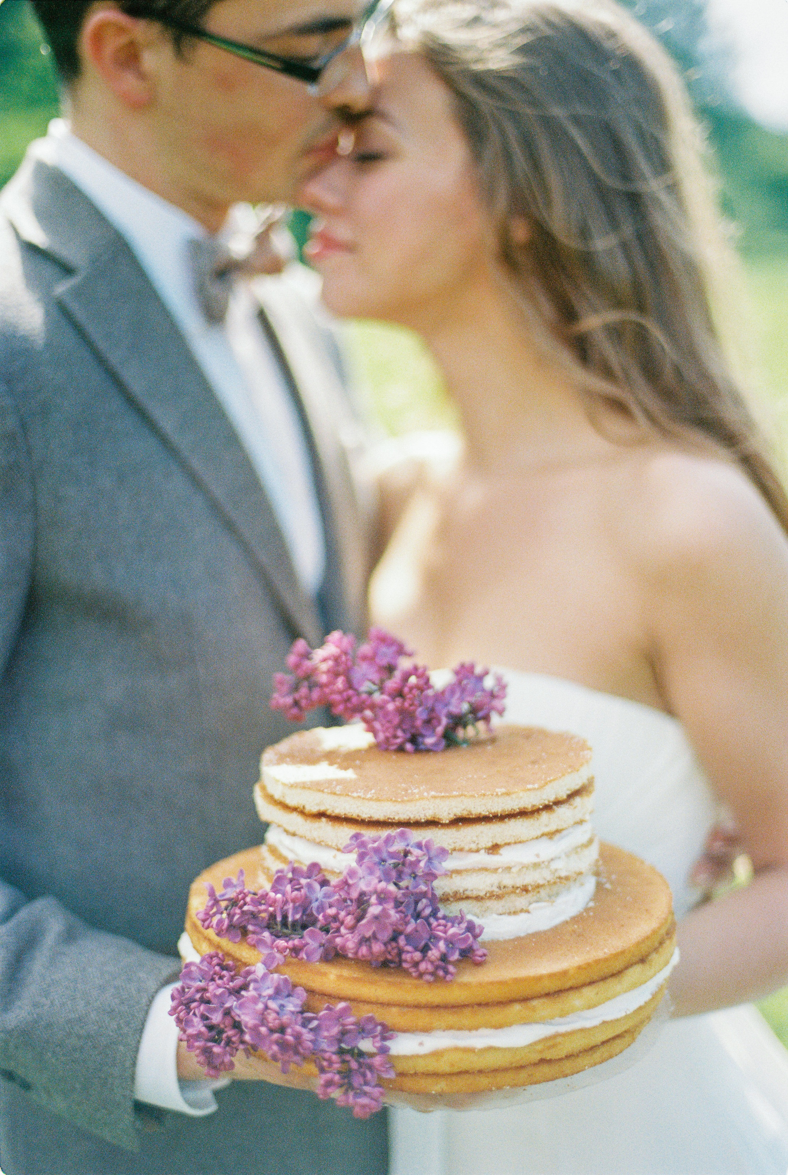 Летняя свадебная фотосессия в Москве, плёночный стиль