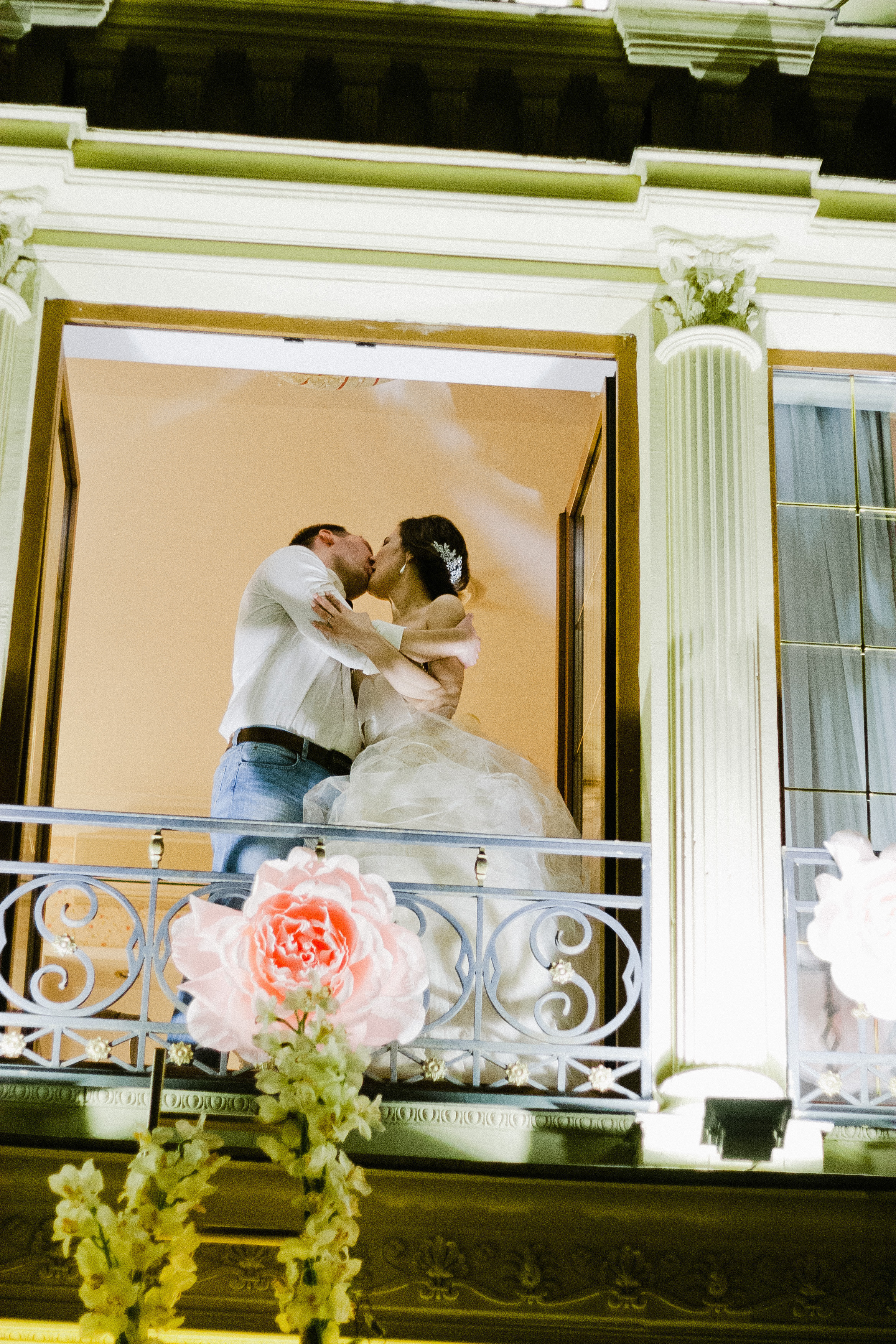 Стильная свадьба на плёнку в центре Москвы, плёночный фотограф Москва