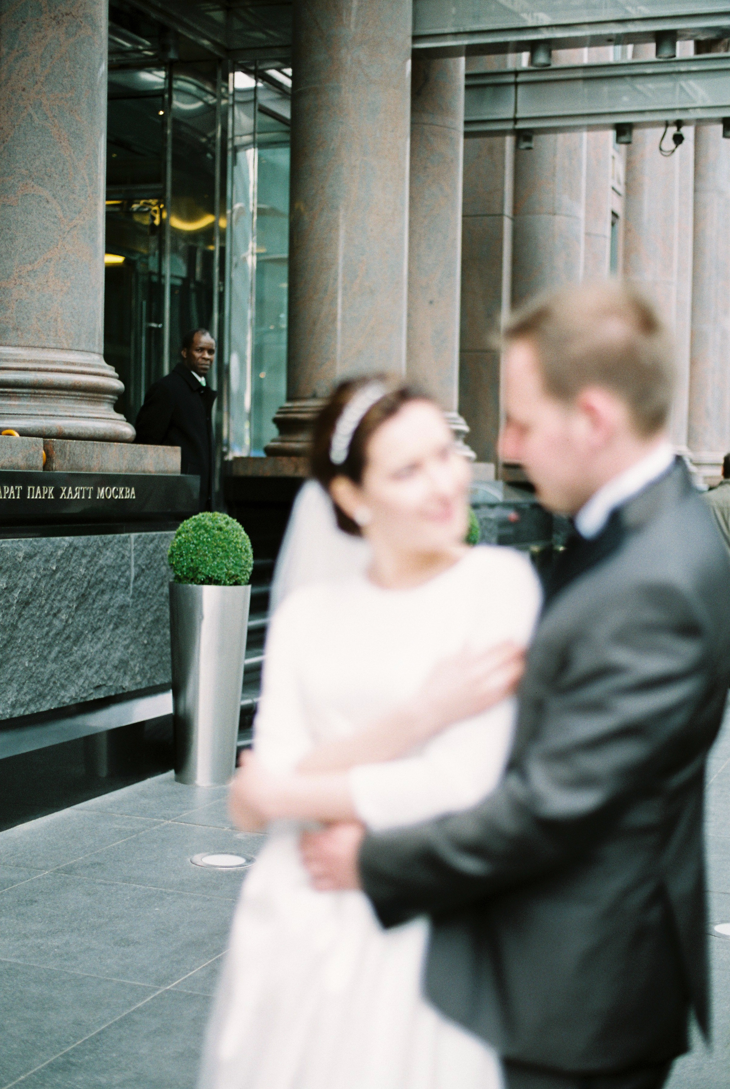 Стильная свадьба на плёнку в центре Москвы, плёночный фотограф Москва