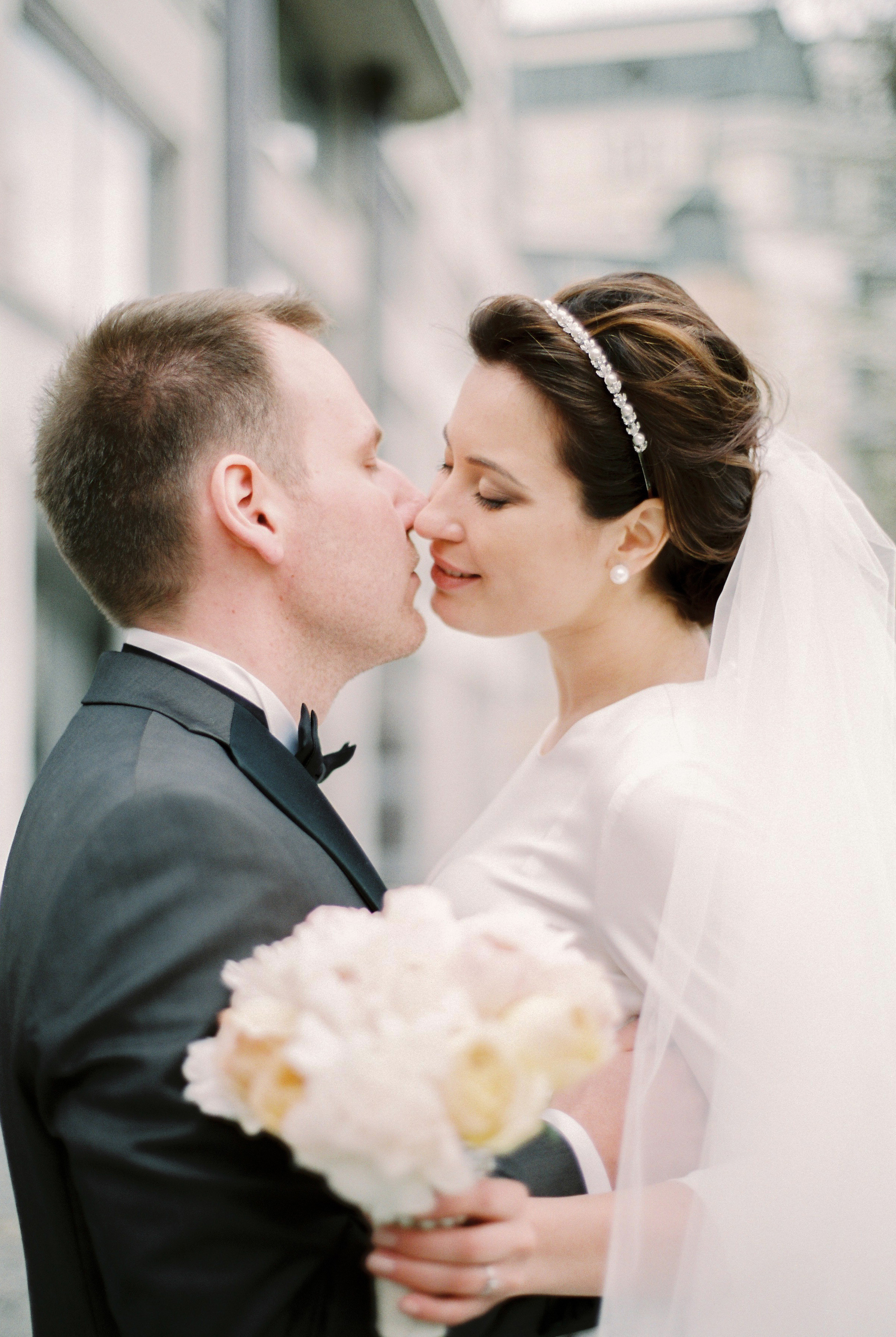 Стильная свадьба на плёнку в центре Москвы, плёночный фотограф Москва