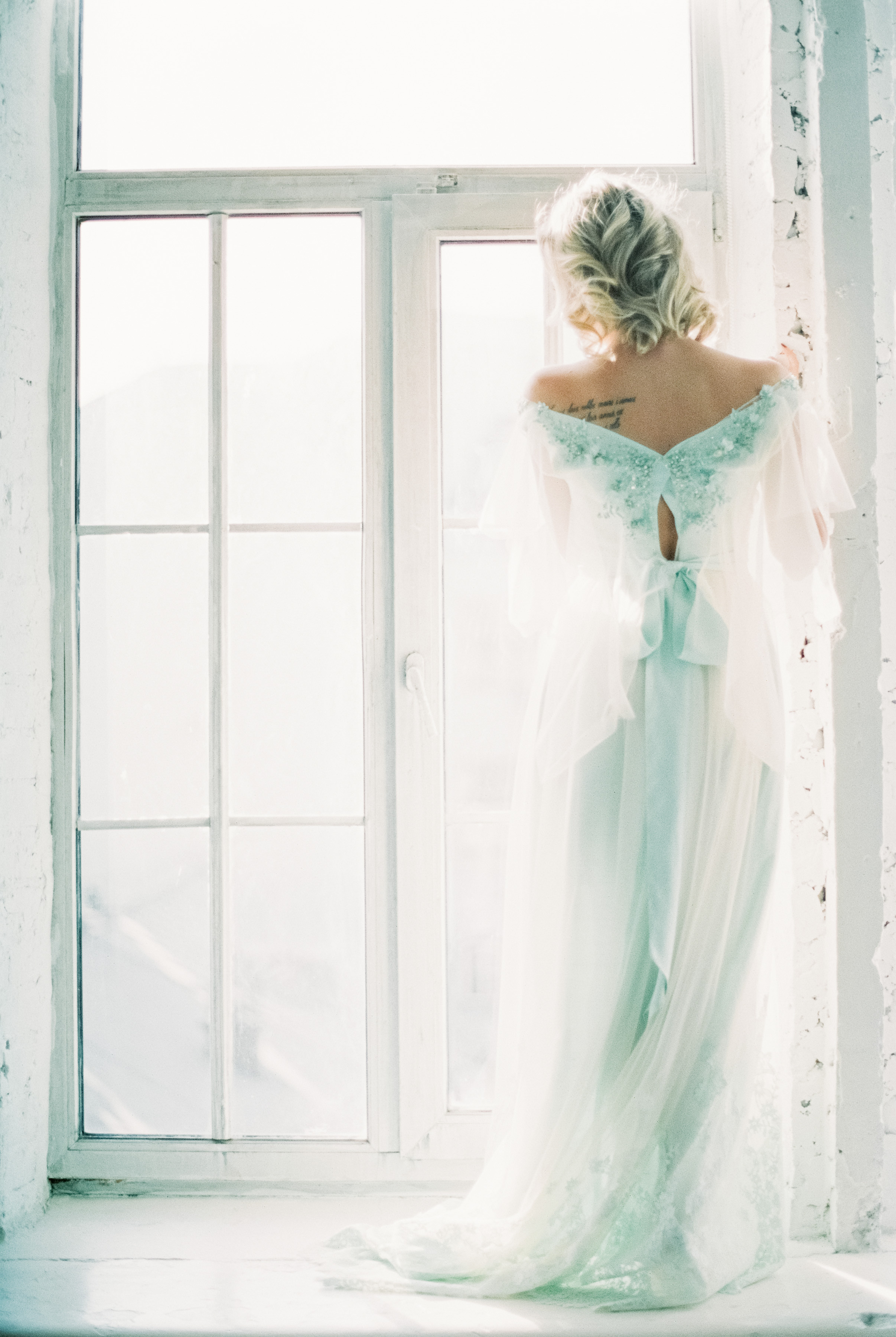 Свадебное утро невесты на плёнку в студии в Москве, свадебный фотограф Москва