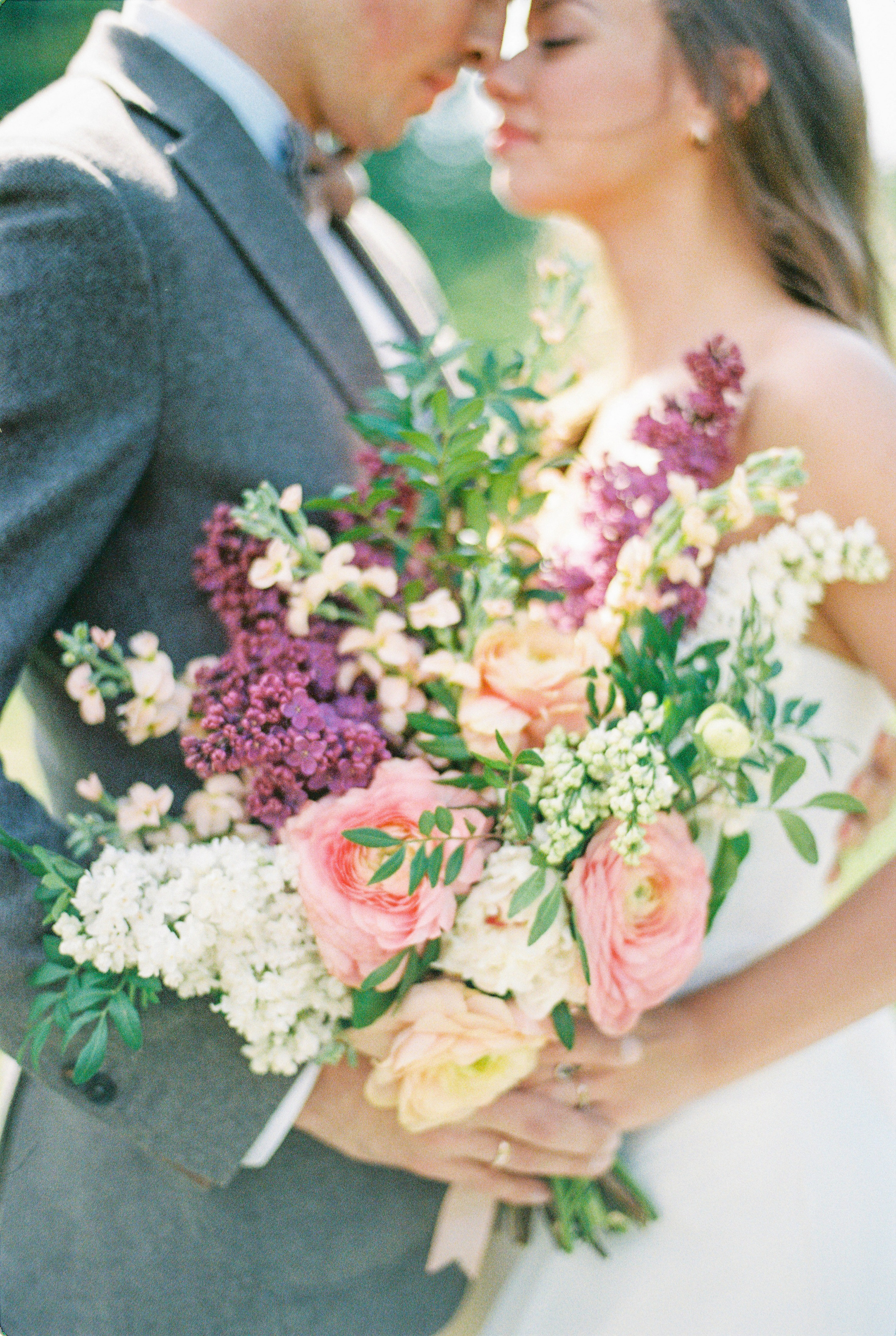 Летняя свадебная фотосессия в Москве, плёночный стиль